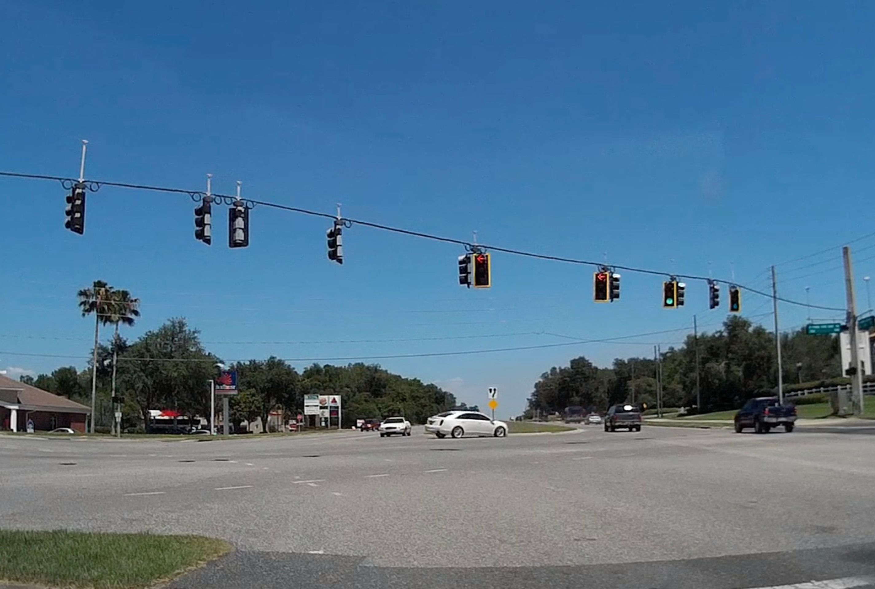 Bizarní nehoda na Floridě - 12 - Fotogalerie: Senior předvedl šílený průjezd křižovatkou. Pozpátku! (1/9)