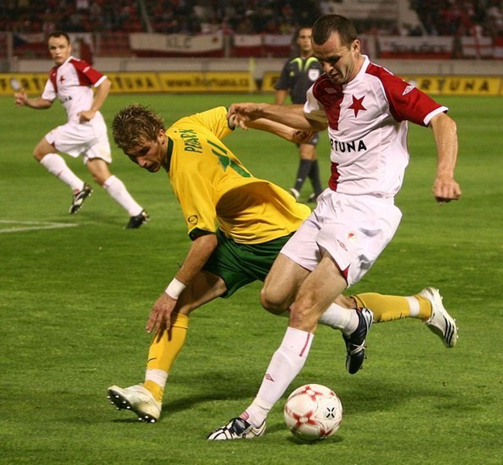 V akci obránce Slavie František Dřížďal.  - Slavia - Žilina online (2/2)
