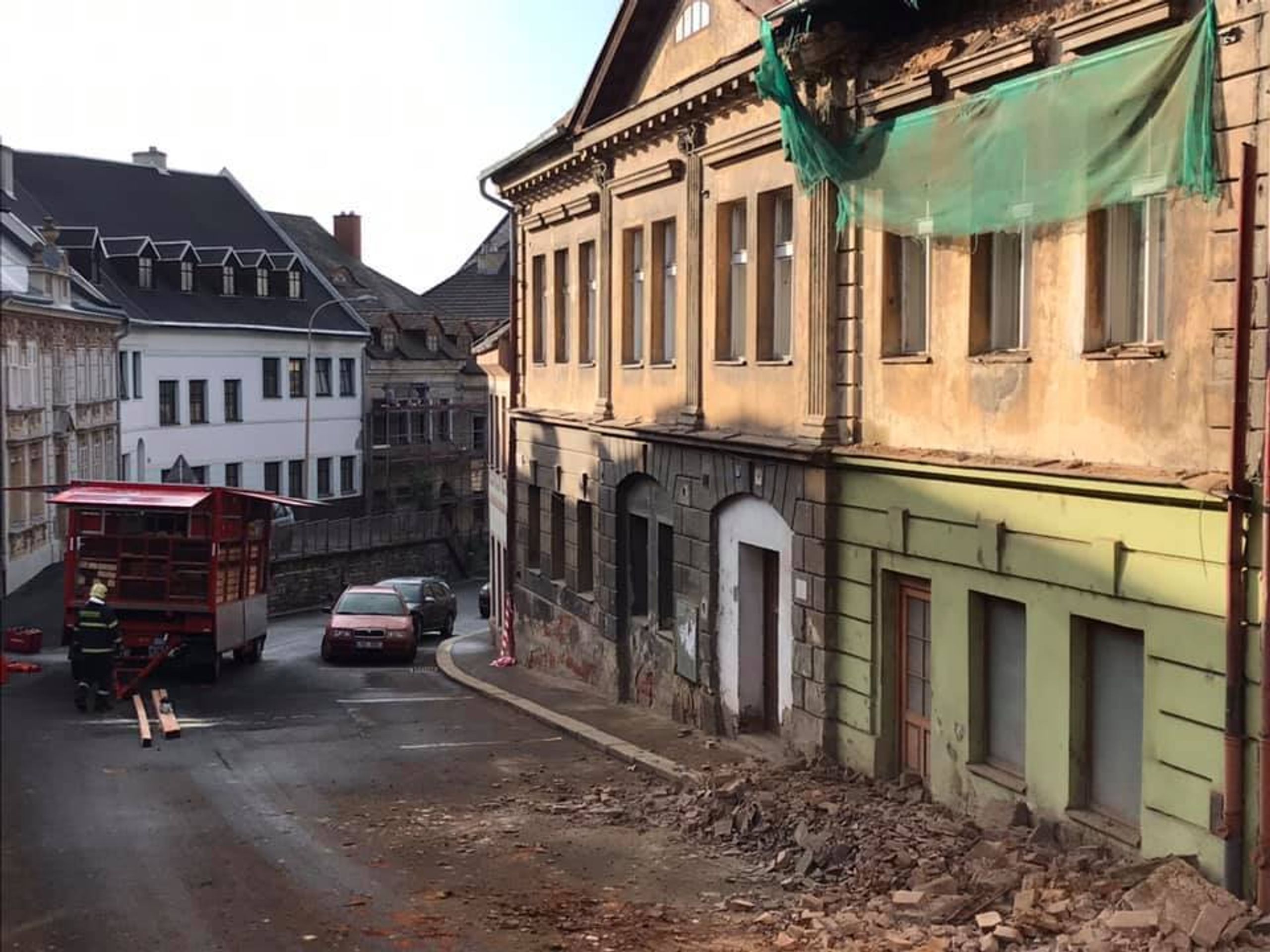Opravovaná zeď domu v České Lípě se zřítila do ulice - 6 - GALERIE: Opravovaná zeď se zřítila do ulice (1/7)