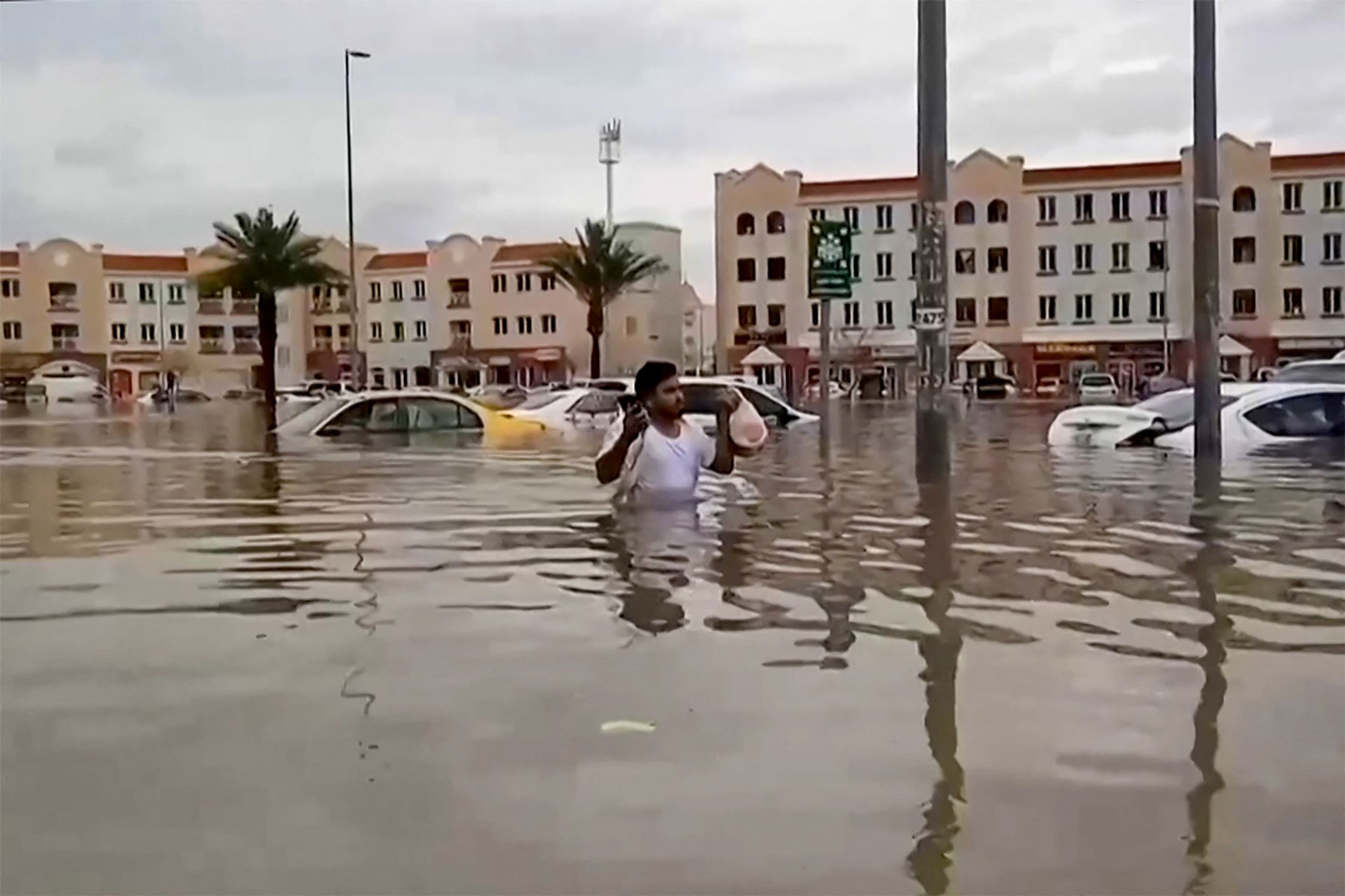 Záplavy ve Spojených arabských emirátech, 17. 4. 2024 Dubaj - Záplavy (8/14)