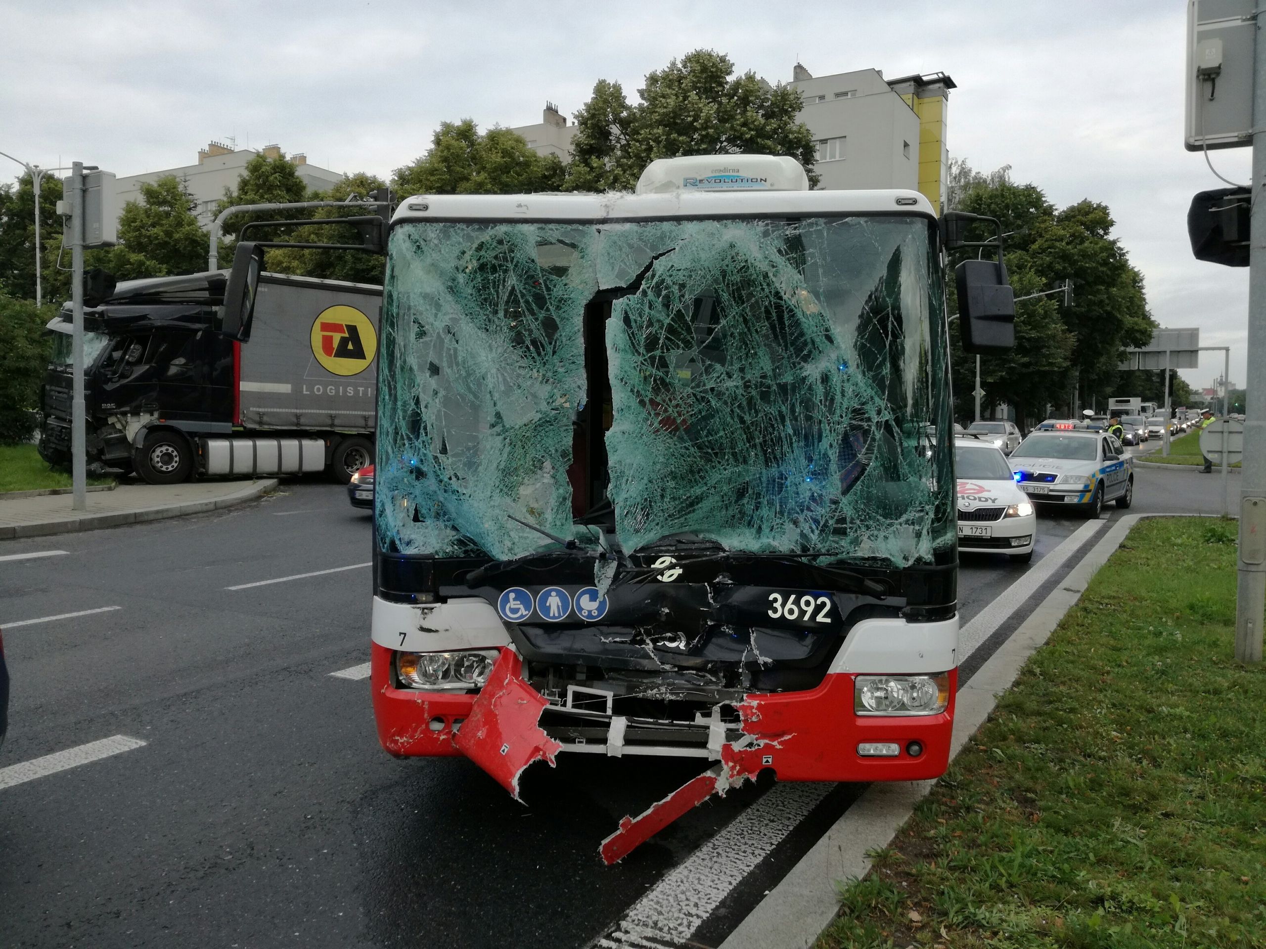 Srážka autobusu a kamionu v Praze - 6 - GALERIE: Nehoda kamionu a autobusu v Praze (6/9)