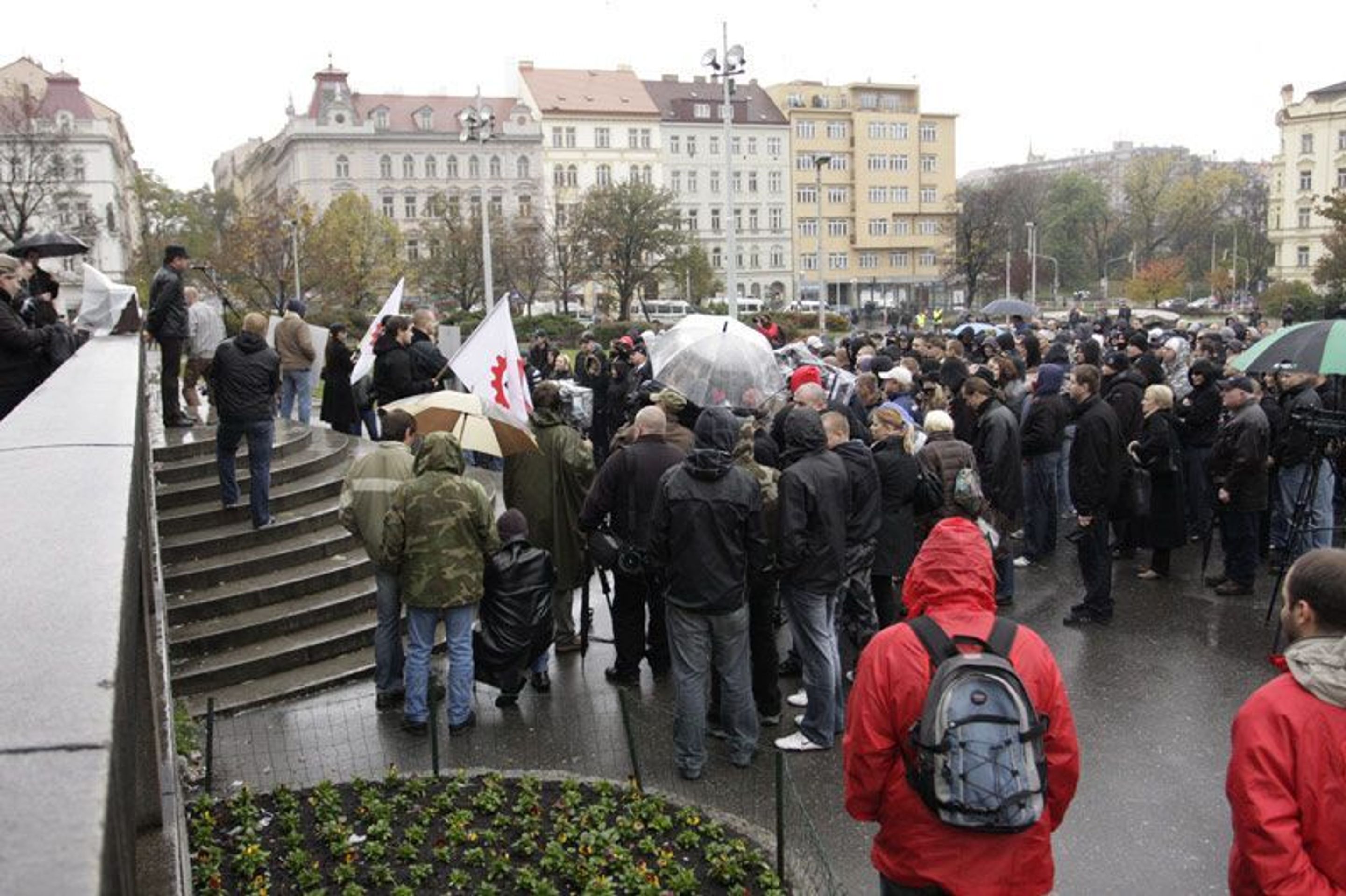 Dělnická strana na náměstí Jířího z Poděbrad - Extrémisté na náměstí Jiřího z Poděbrad (1/4)