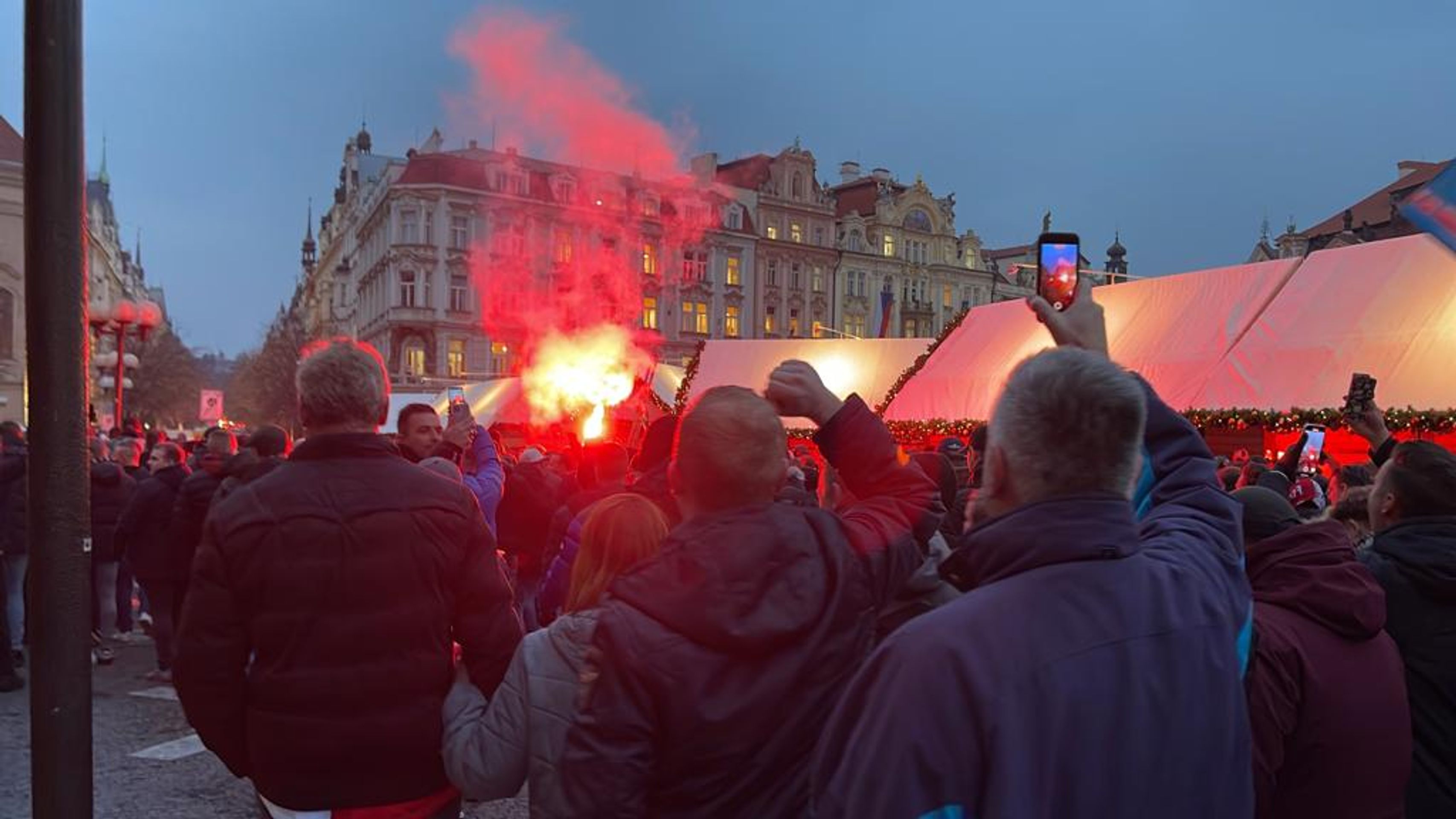 Policejní zákrok proti holandským fanouškům na Staroměstském náměstí (9) - Policejní zákrok proti holandským fanouškům (10/11)