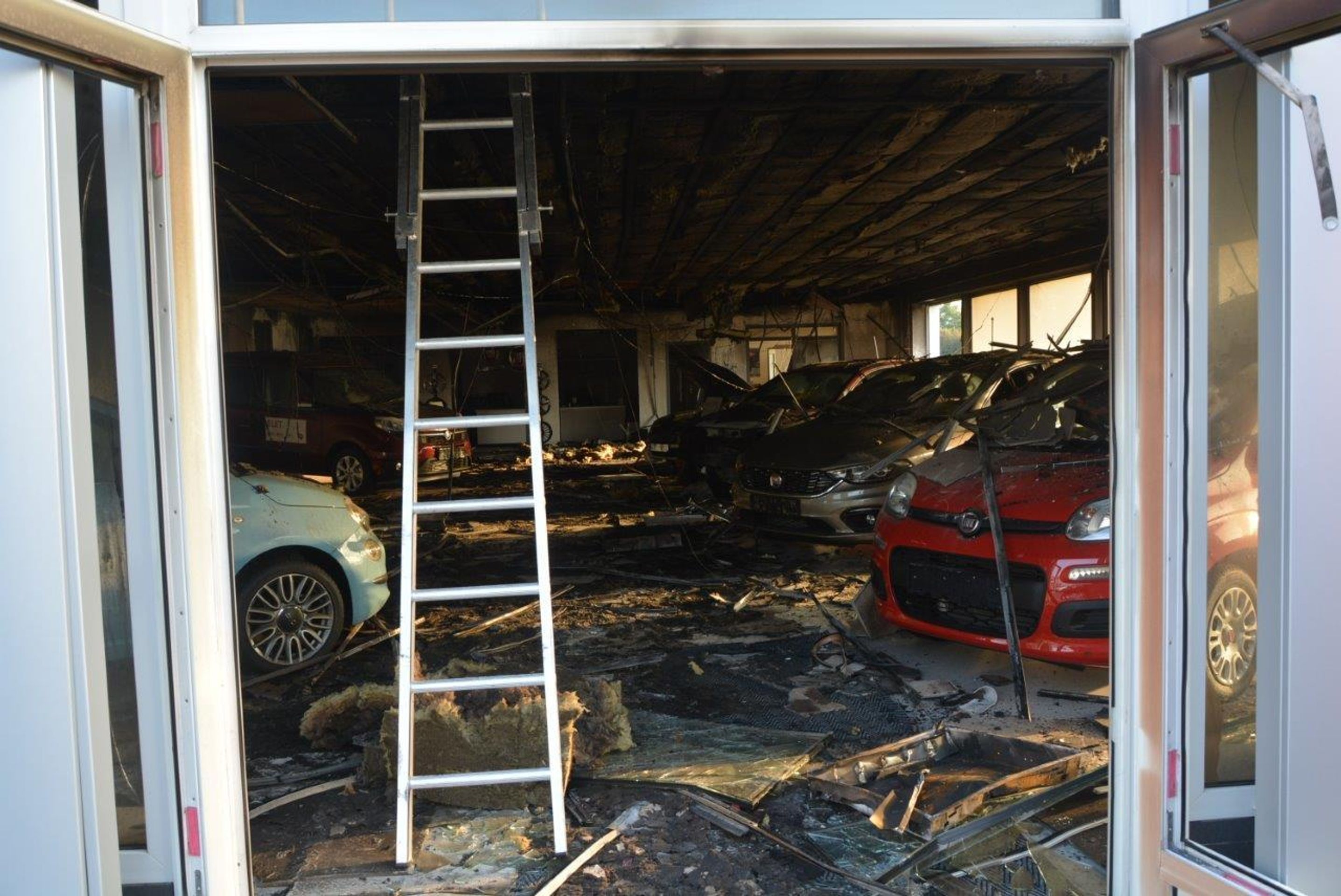 Požár autosalonu v Mladé Boleslavi - 7 - GALERIE: Požár autosalonu v Mladé Boleslavi (5/11)