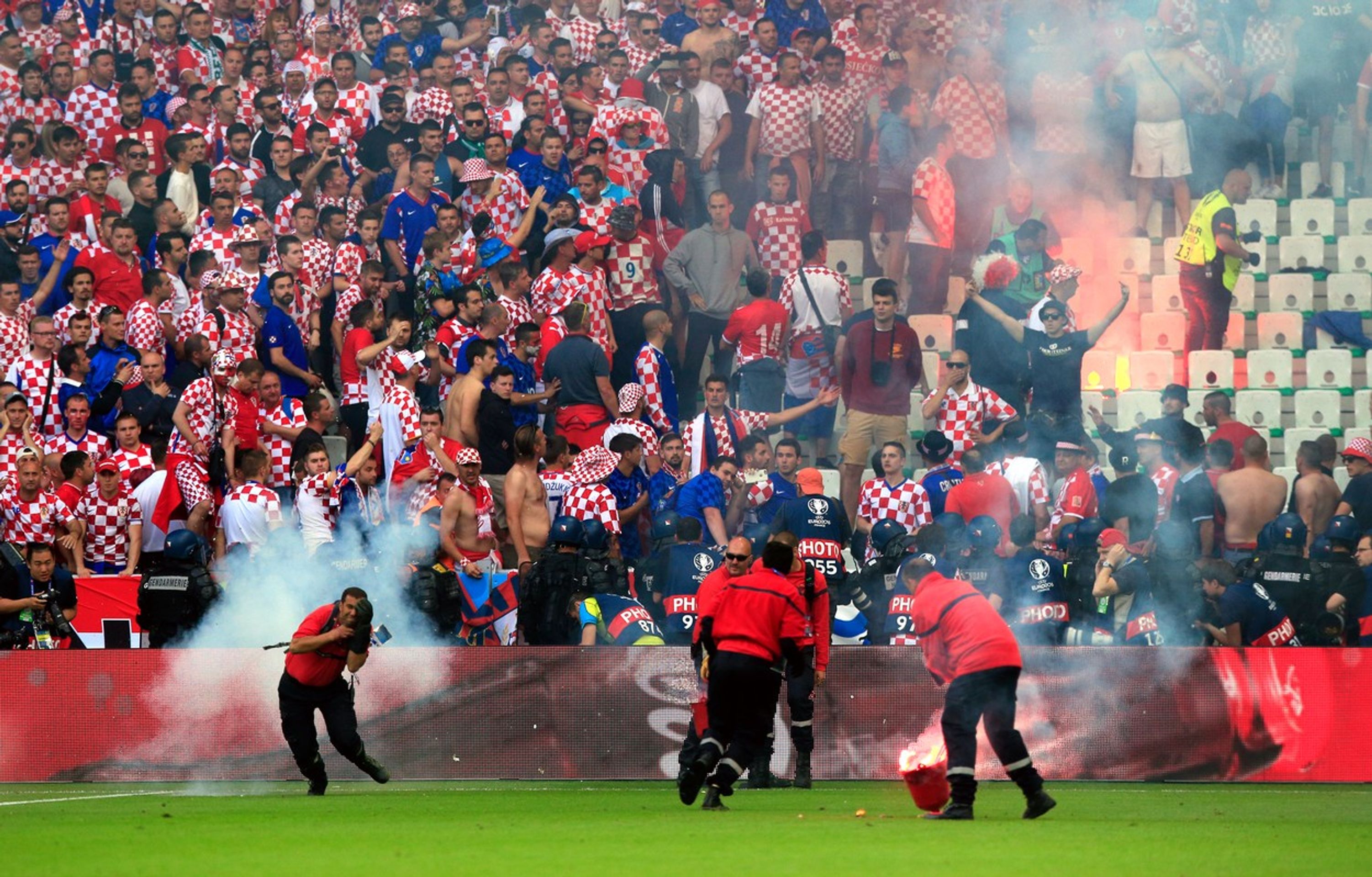 Chorvatští fanoušci během Eura 2016 použili i pyrotechniku - GALERIE: Fanoušci Chorvatska (6/6)