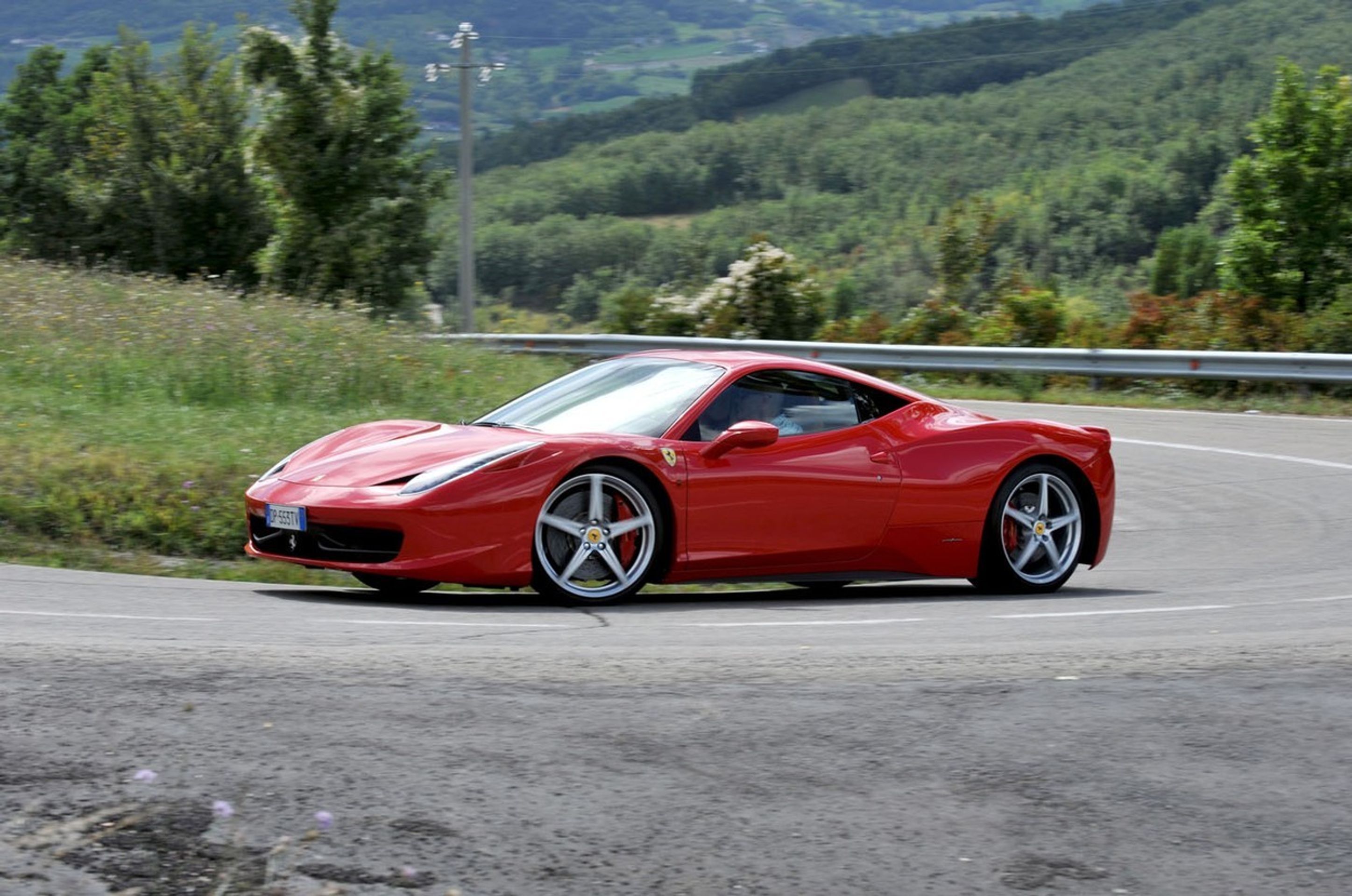 Rozmazlený mladík spálil Ferrari, aby dostal nové - 2 - GALERIE: Milionářský synek spálil ferrari za miliony! Chtěl novější model (3/4)
