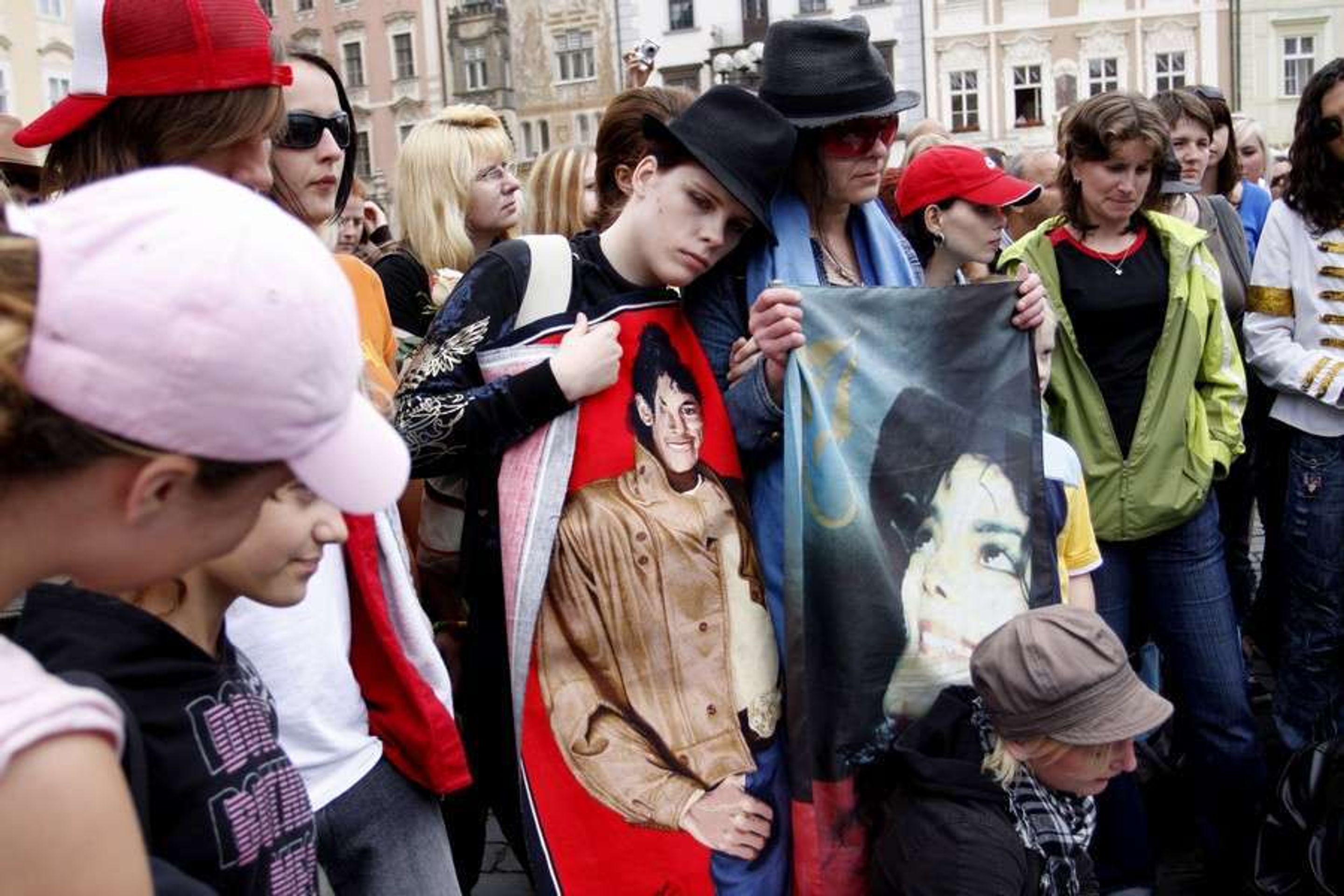 Jacksonovi fanoušci na Staroměstském náměstí - Fotogalerie: Jacksonovi fanoušci na Staroměstském náměstí (4/5)