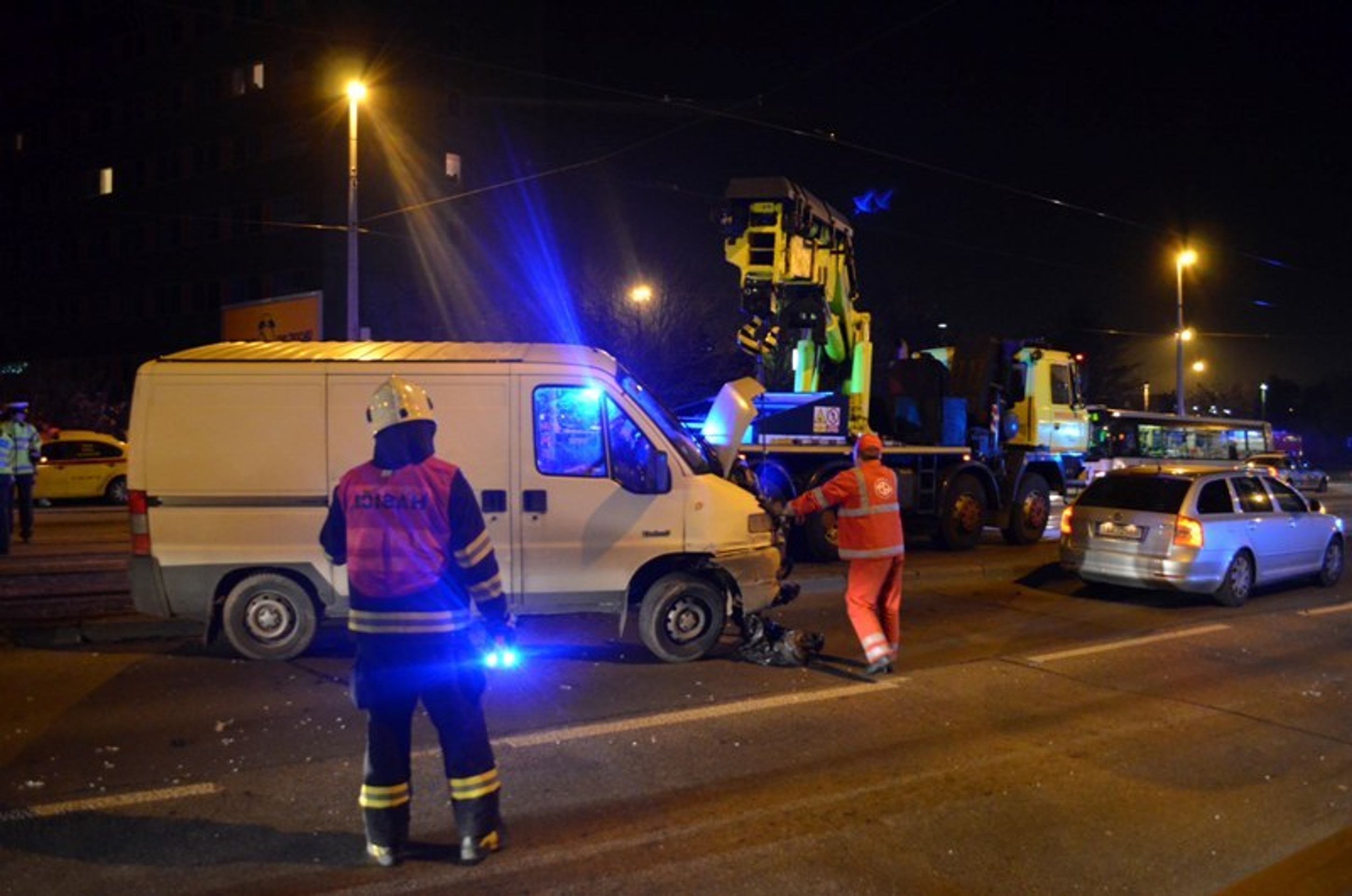 Nehoda policejního auta a dodávky - 1 - Nehoda policejního auta a dodávky v Praze (1/7)