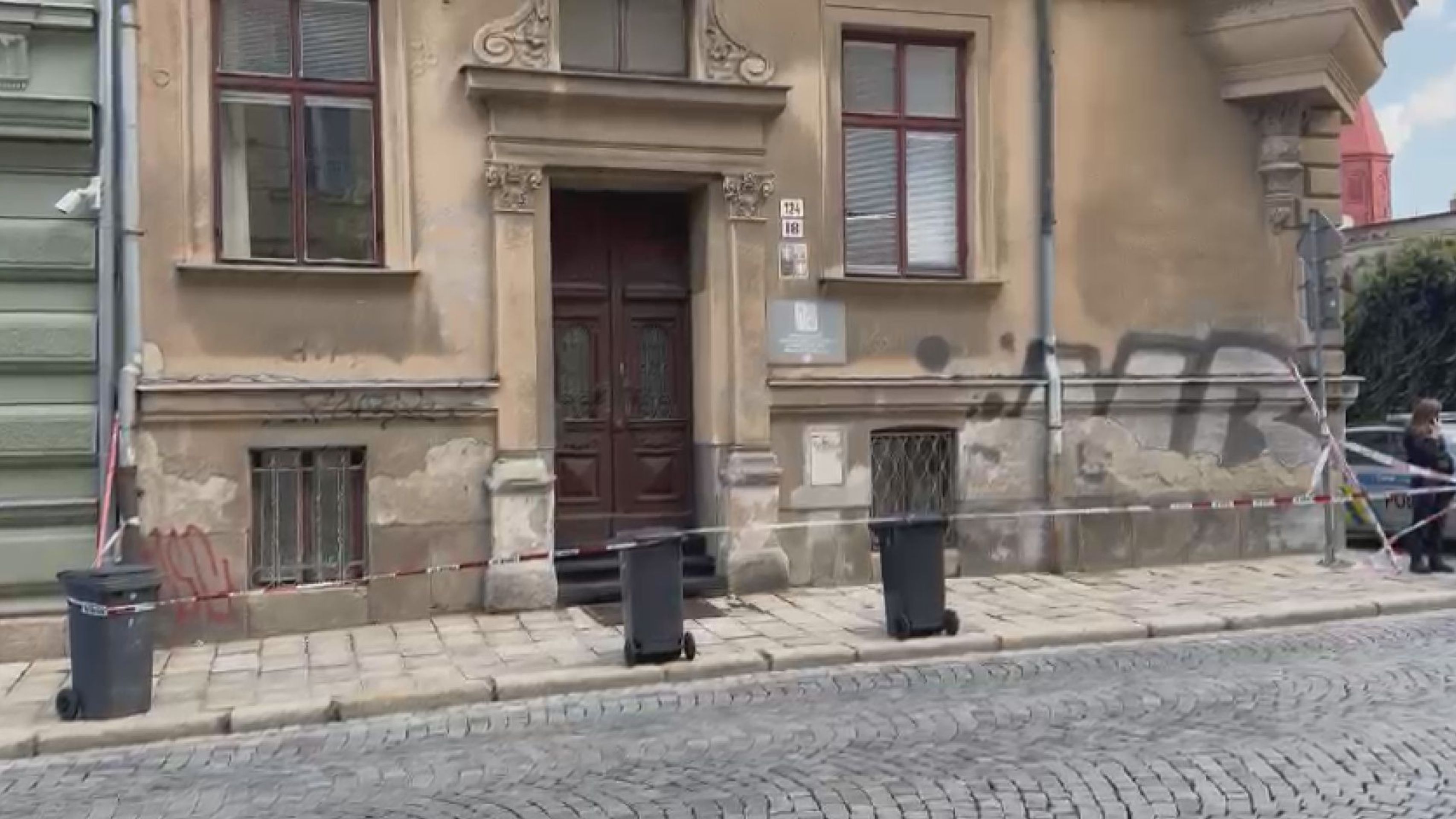 V Jihlavě spadl kus domu - Omítka z domu zranila dítě (13/13)