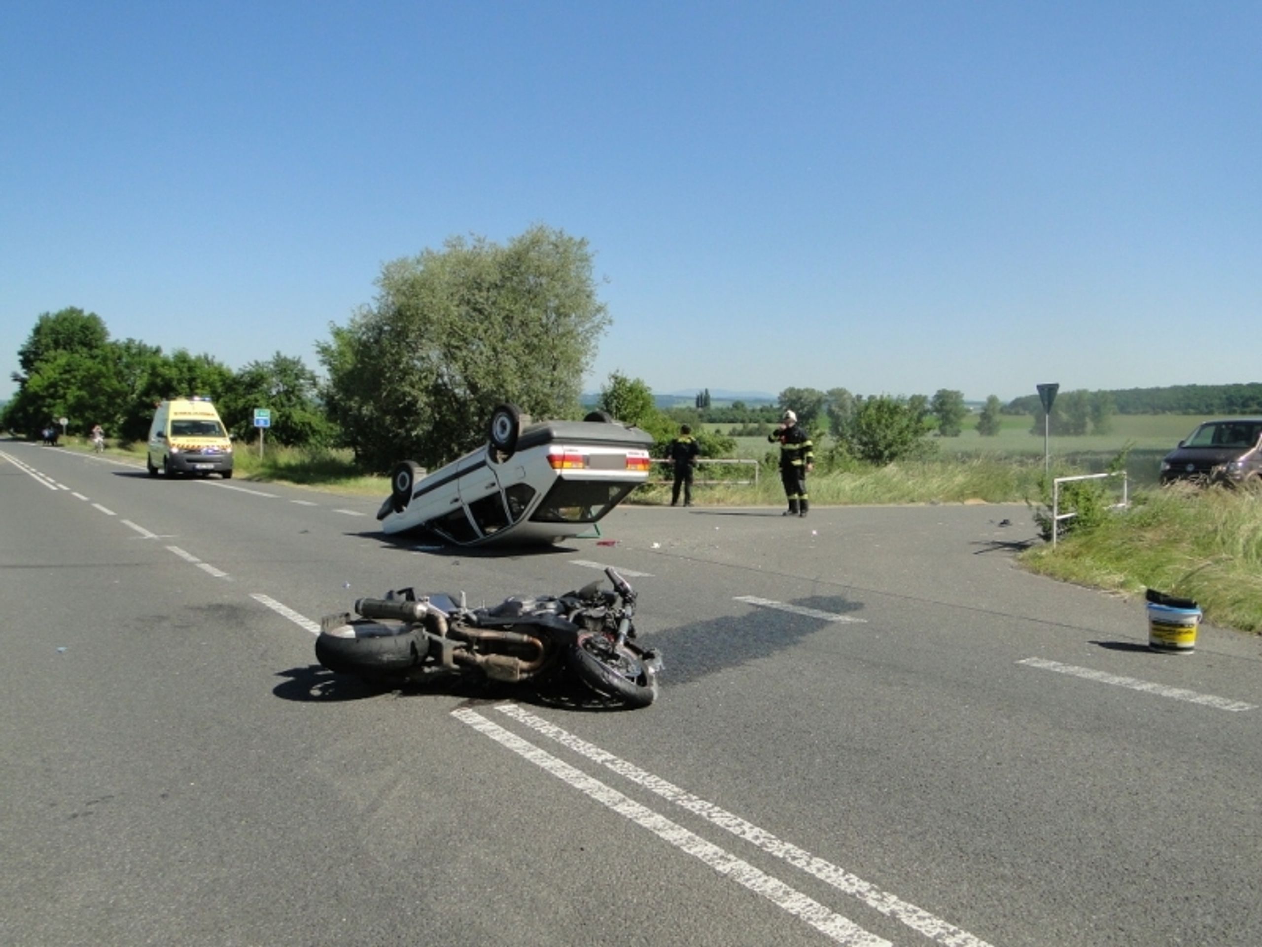 Nehoda auta s motorkou - 3 - GALERIE: Dopravní nehoda mezi Hradcem Králové a Hořicemi (3/6)