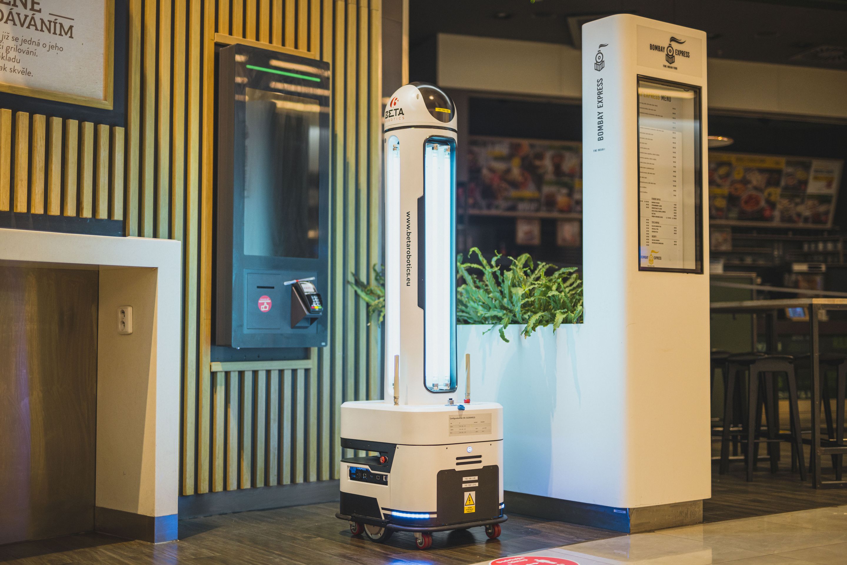 Robot v OC Chodov - 5 - GALERIE: Testování robota (5/9)