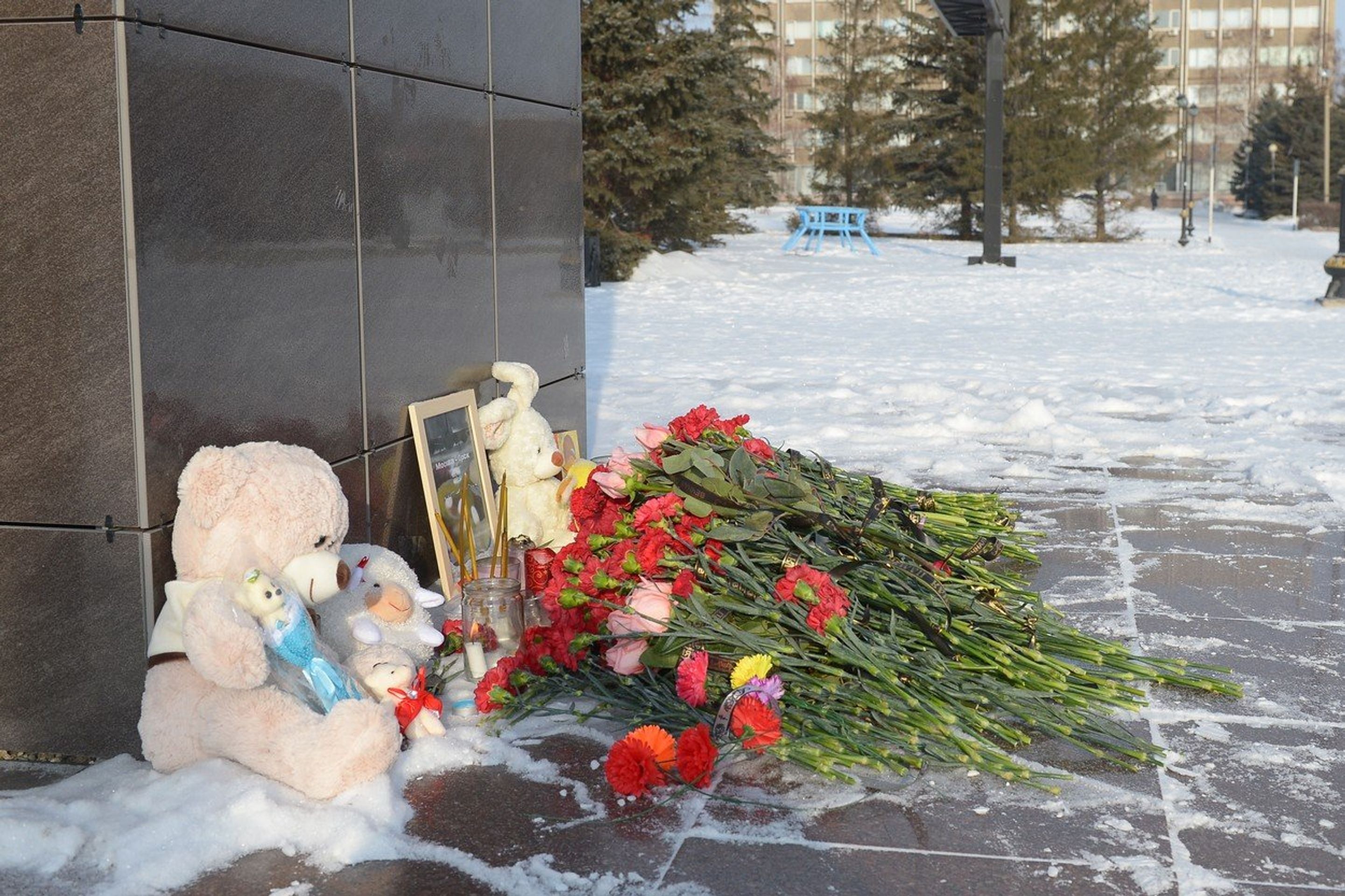 Lidé přináší na různá místa květiny a zapalují svíčky - GALERIE: Jednou z obětí letecké nehody v Rusku je manželka hokejisty (6/6)