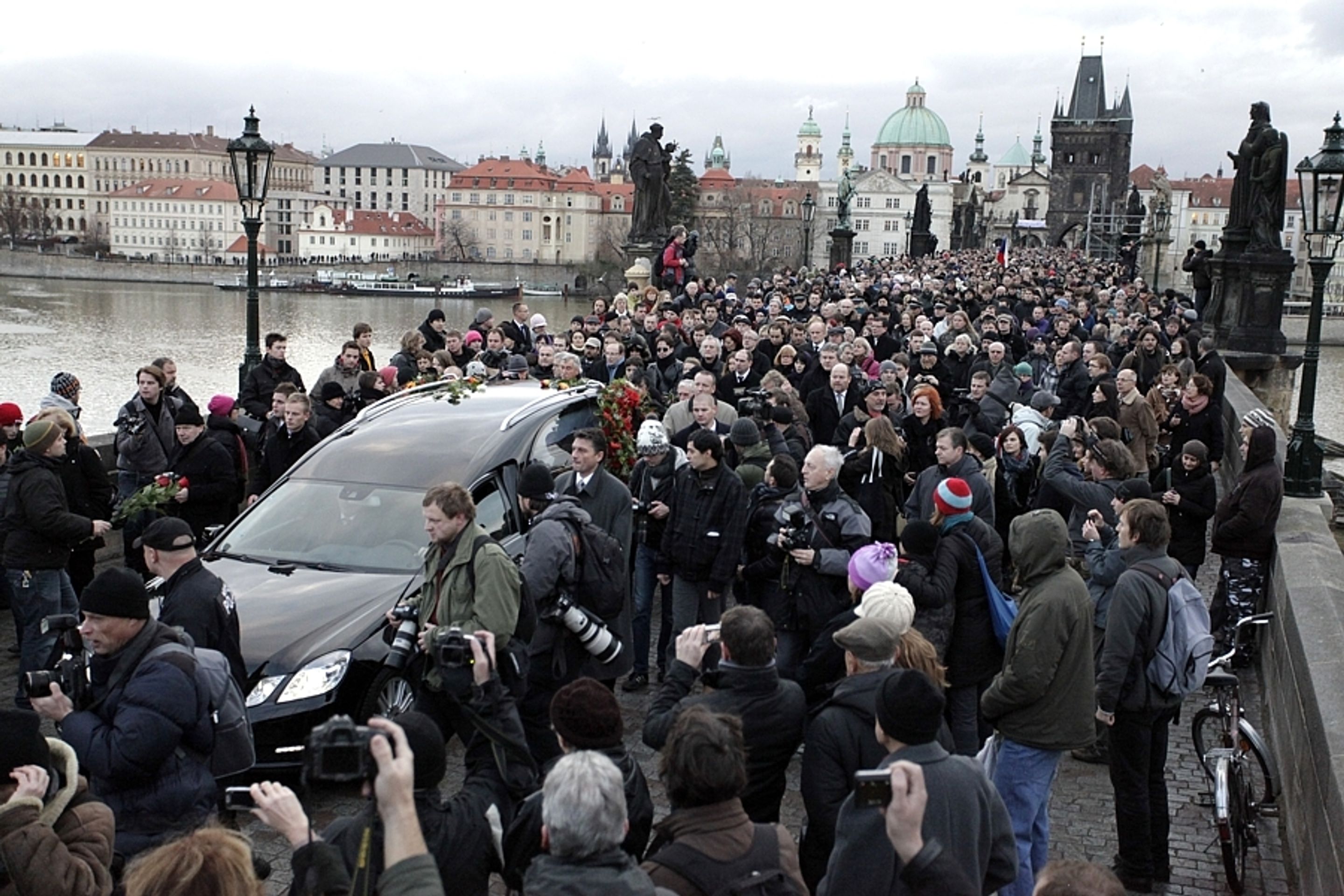 Průvod s rakví Václava Havla - 21 - GALERIE: Smuteční průvod za Václava Havla (9/28)