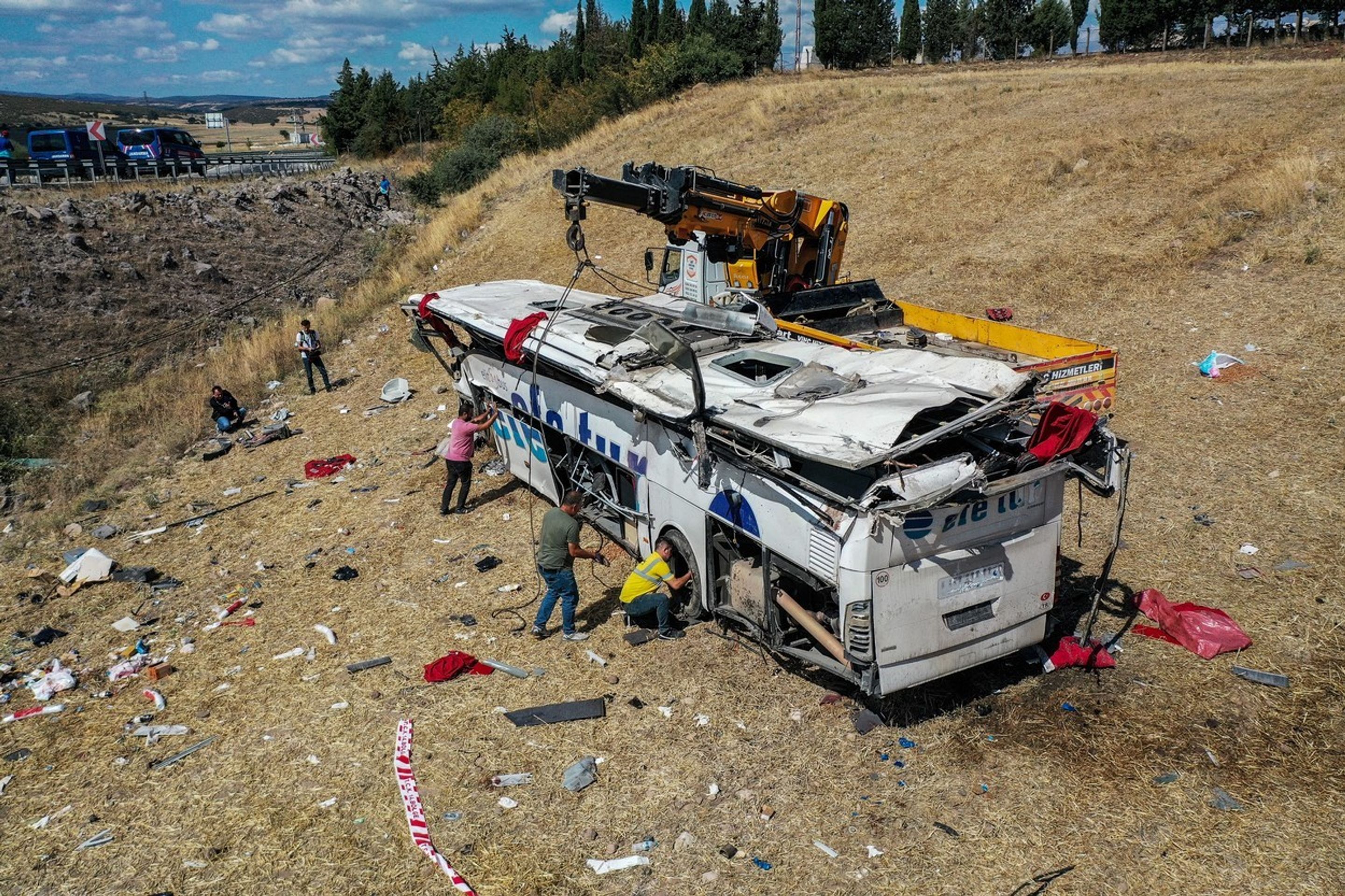Nehoda autobusu v Turecku s 15 mrtvými a 17 zraněnými - 2 - GALERIE: Nehoda autobusu v Turecku s 15 mrtvými a 17 zraněnými (3/4)