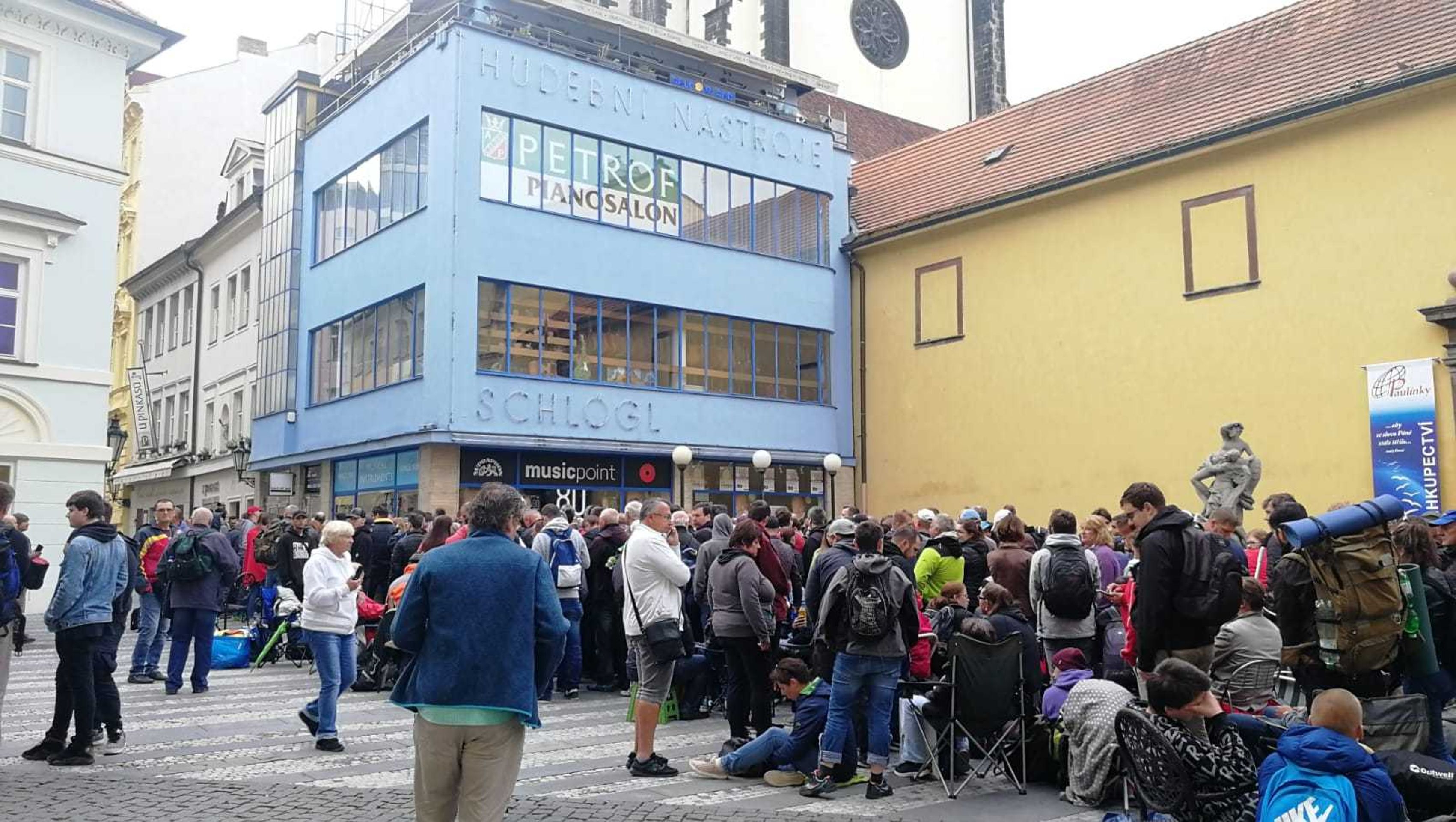 Fronta na bankovku je stále delší - 2 - GALERIE: Lidé čekají na bankovku s Gottem (14/15)