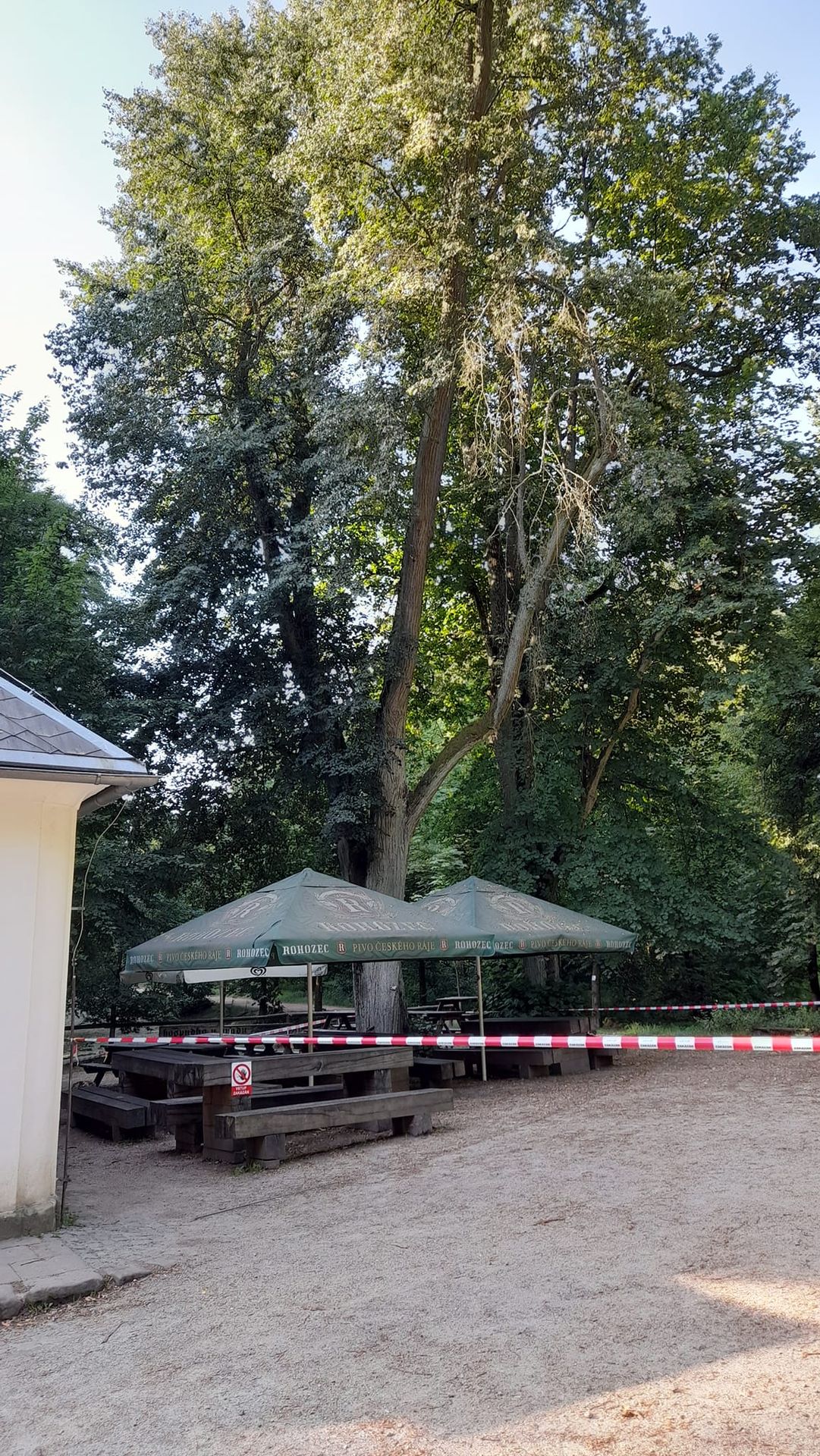 Prostor u hospůdky hradu Valdštejn je uzavřen (3) - Lesy ČR vydaly omezení vstupů na některé hrady a zříceniny (7/7)