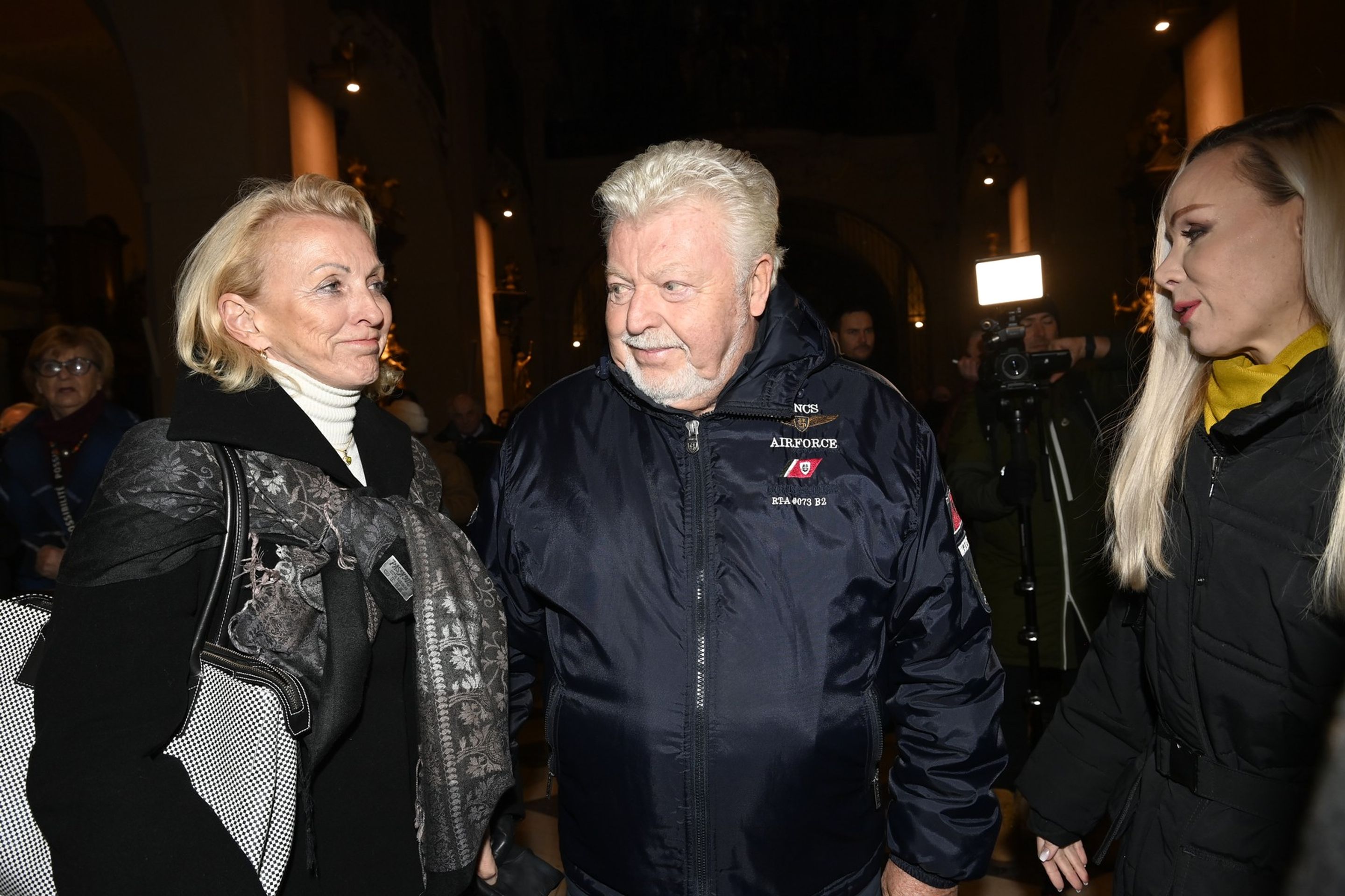 Milan Drobný se svou ženou - Zádušní mše za Naďu Urbánkovou (2/5)