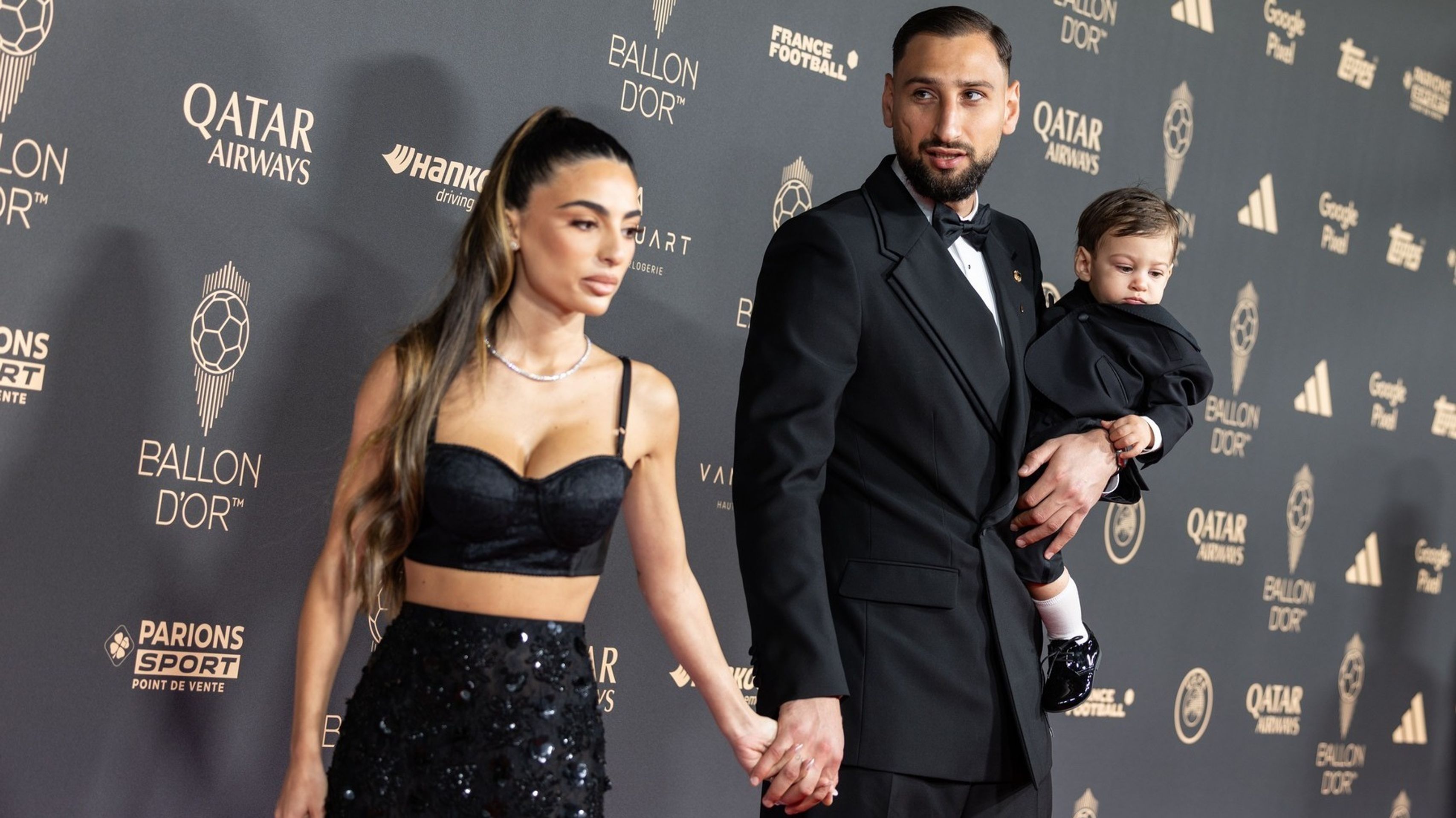 Brankář Gianluigi Donnarumma s partnerkou a synem (cropped) - Fotbalisté a fotbalistky na Zlatém míči (7/11)