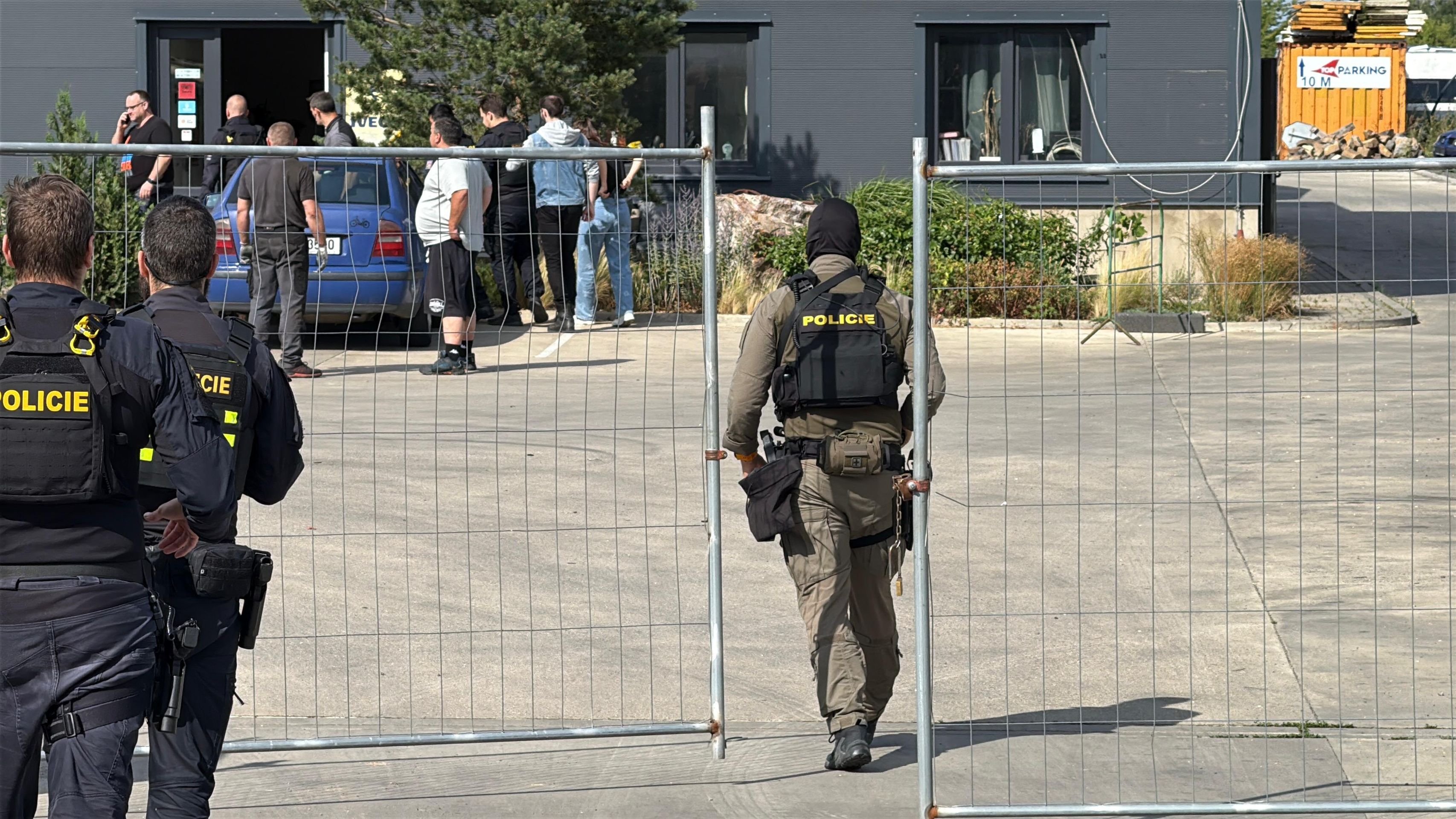 Policejní akce v okolí pražského letiště - Policejní akce v okolí pražského letiště (4/17)