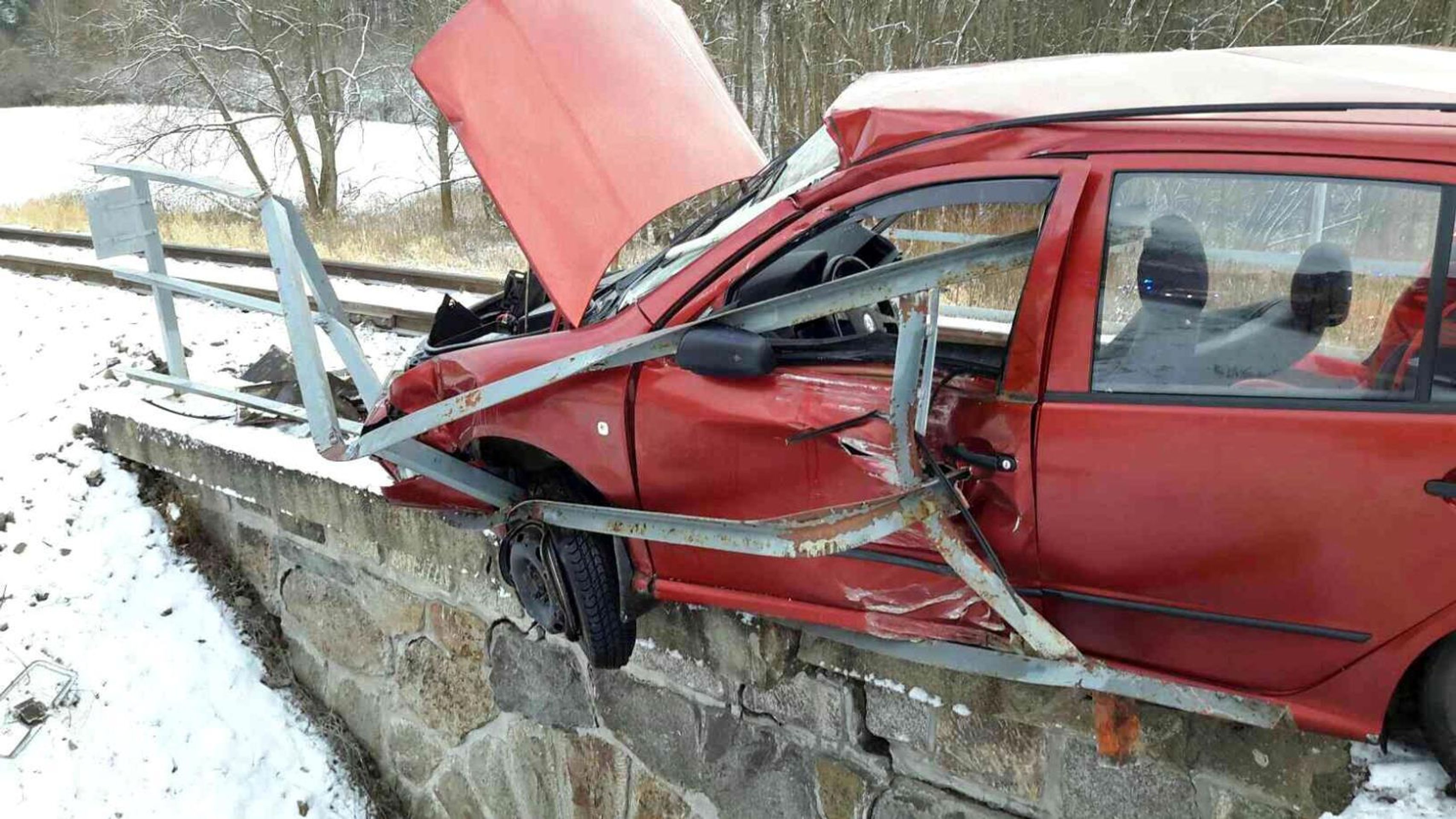 Vlak smetl na přejezdu na Karlovarsku auto - 2 - GALERIE: Nehoda na přejezdu Záhořice (18/19)