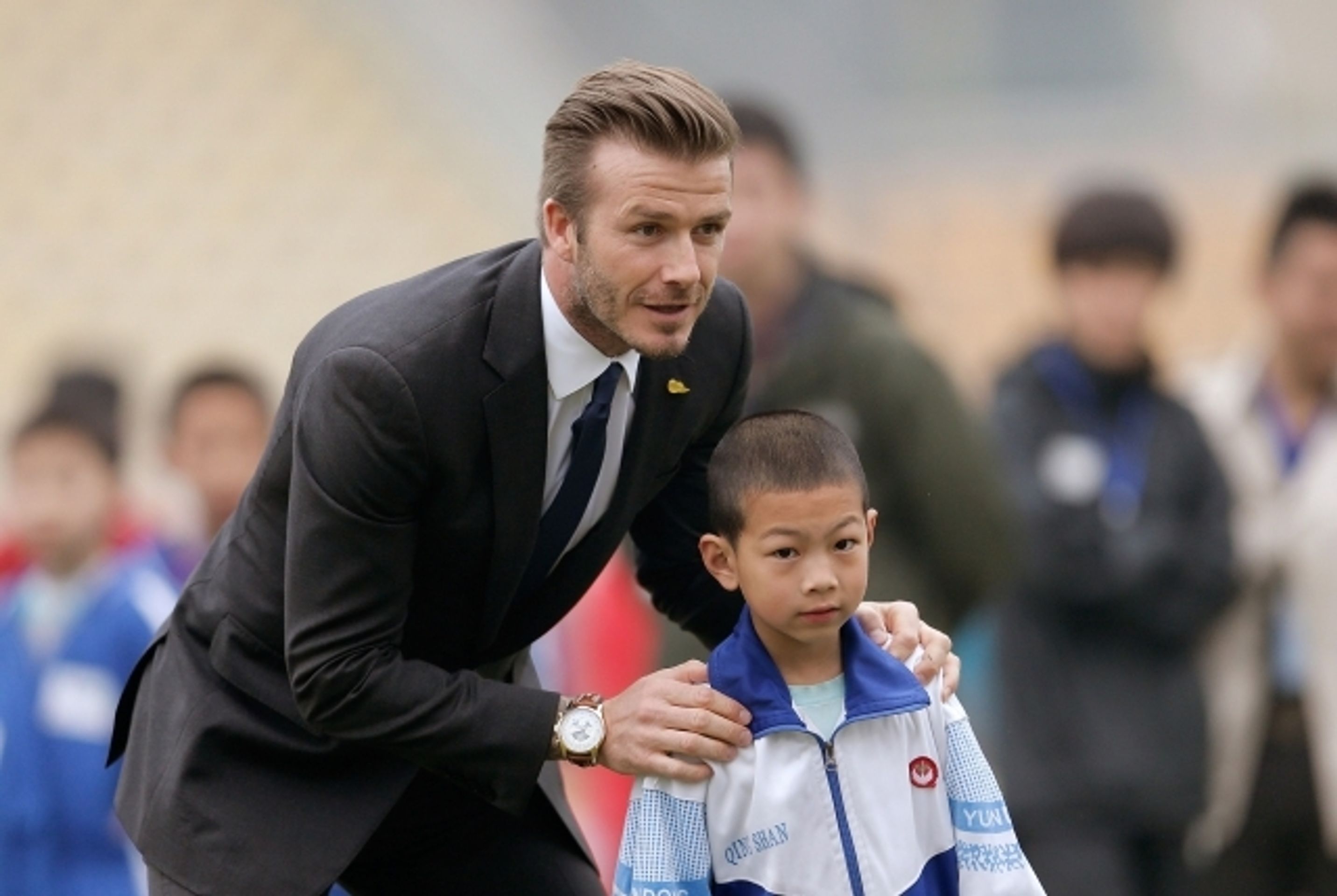 David Beckham upadl v Číně na hřišti - 7 - GALERIE: Pád Davida Beckhama v Číně (13/13)
