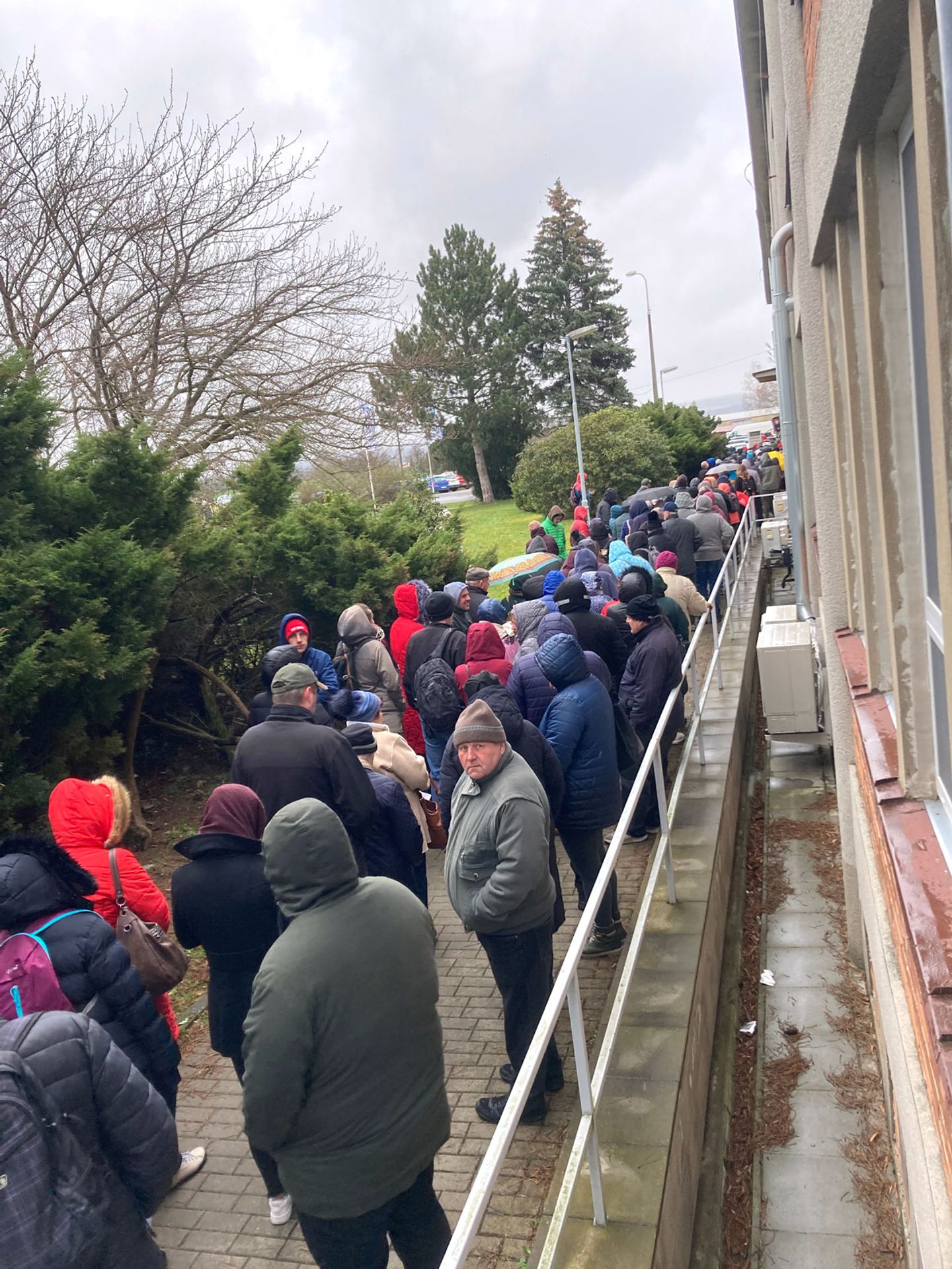 Fronta na registraci u zubařky v Bechyni (3) - Fronta na registraci u zubařky v Bechyni (3/4)