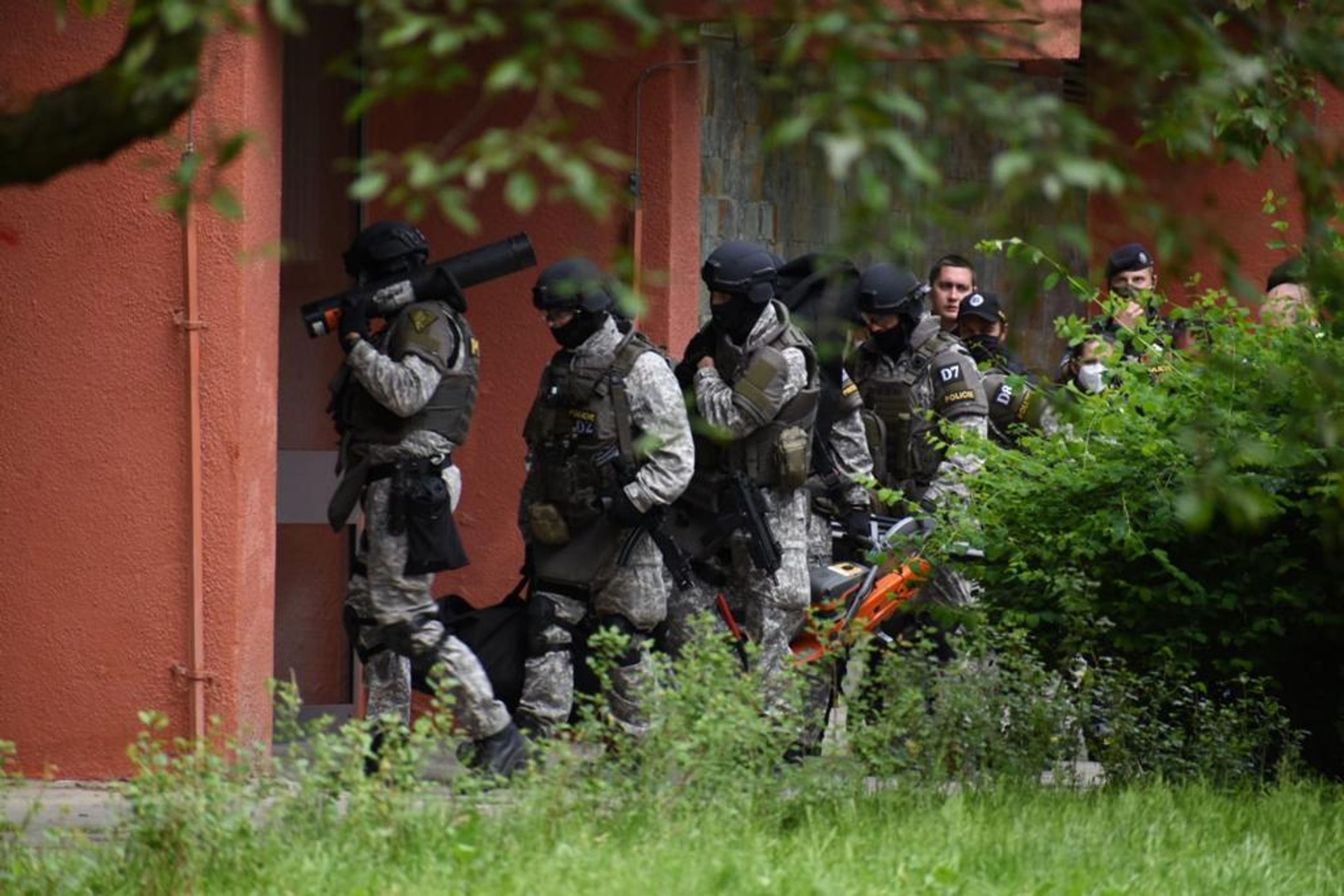 Policejní zásahovka v pražských Kobylisích - 10 - GALERIE: Do pražských Kobylis vyjížděla policejní zásahovka (10/11)
