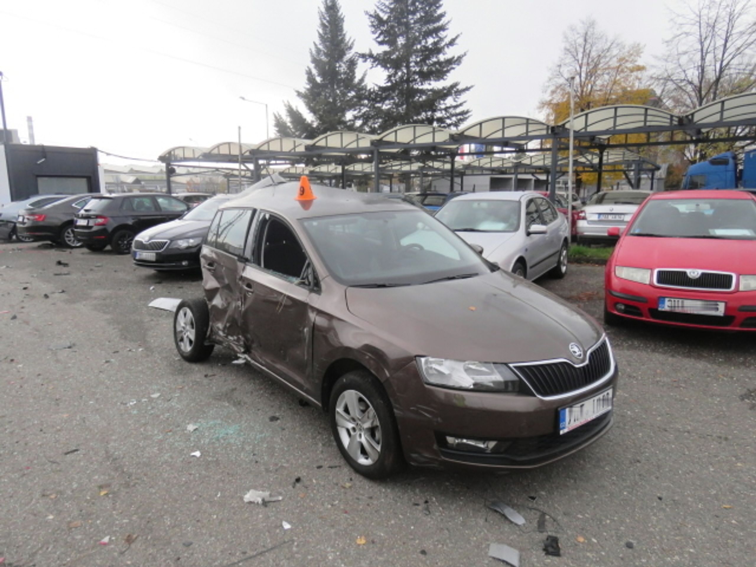 Nákladní auto vjelo do autobazaru, kde nabouralo několik aut - 2 - GALERIE: Nákladní auto vjelo do autobazaru, kde nabouralo několik aut (11/17)