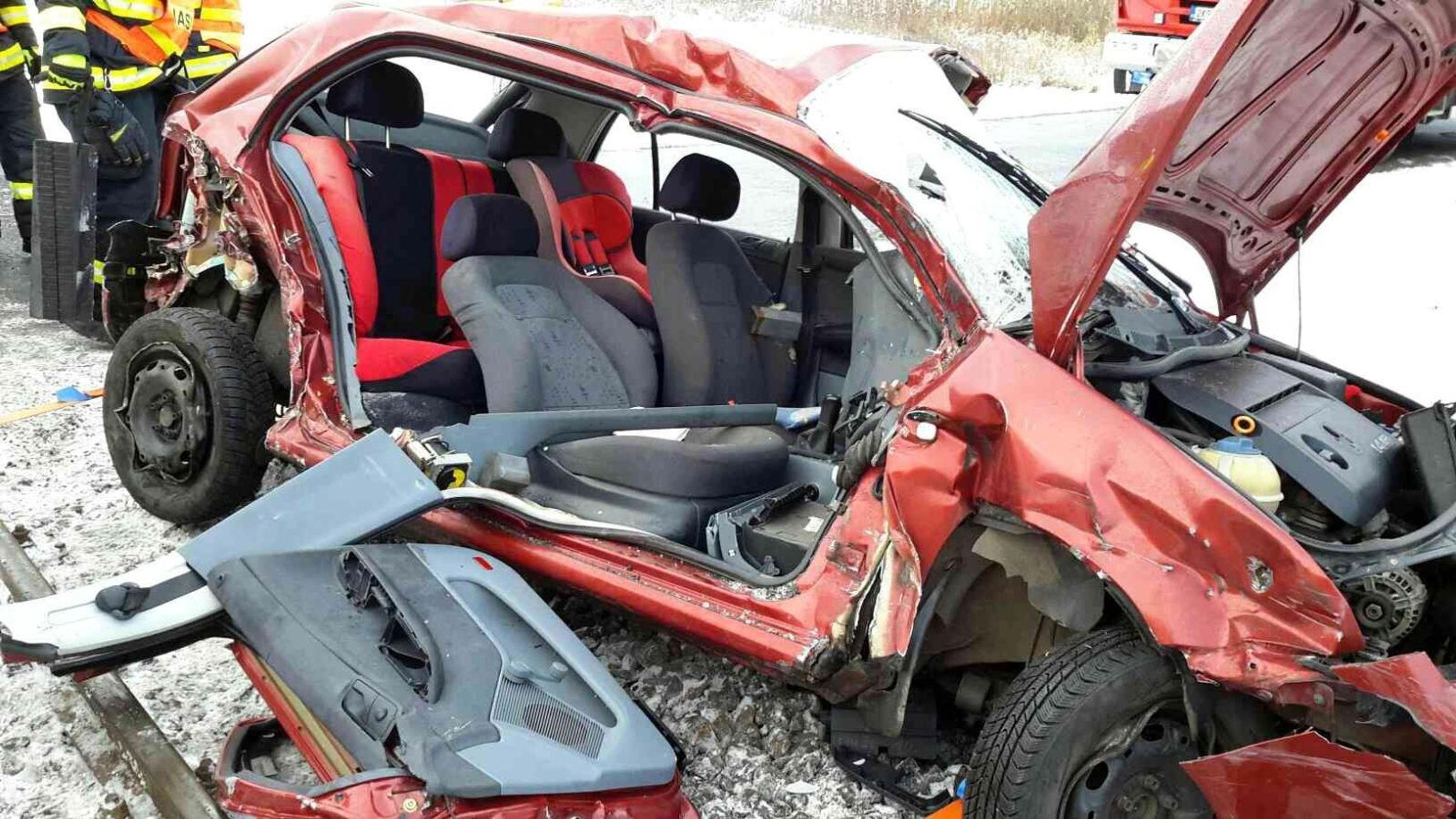 Vlak smetl na přejezdu na Karlovarsku auto - 5 - GALERIE: Nehoda na přejezdu Záhořice (15/19)
