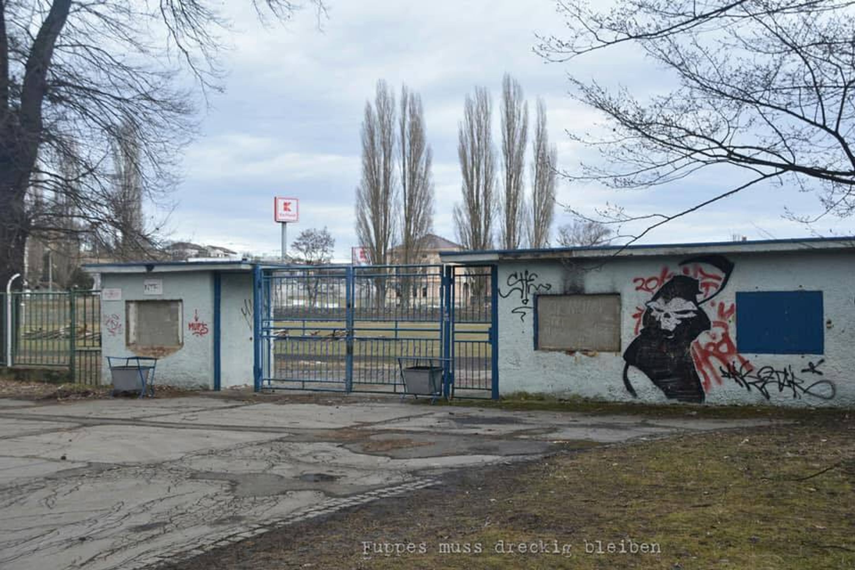 Opuštěný stadion v Chomutově - 11 - GALERIE: Opuštěný fotbalový stadion v Chomutově (11/14)
