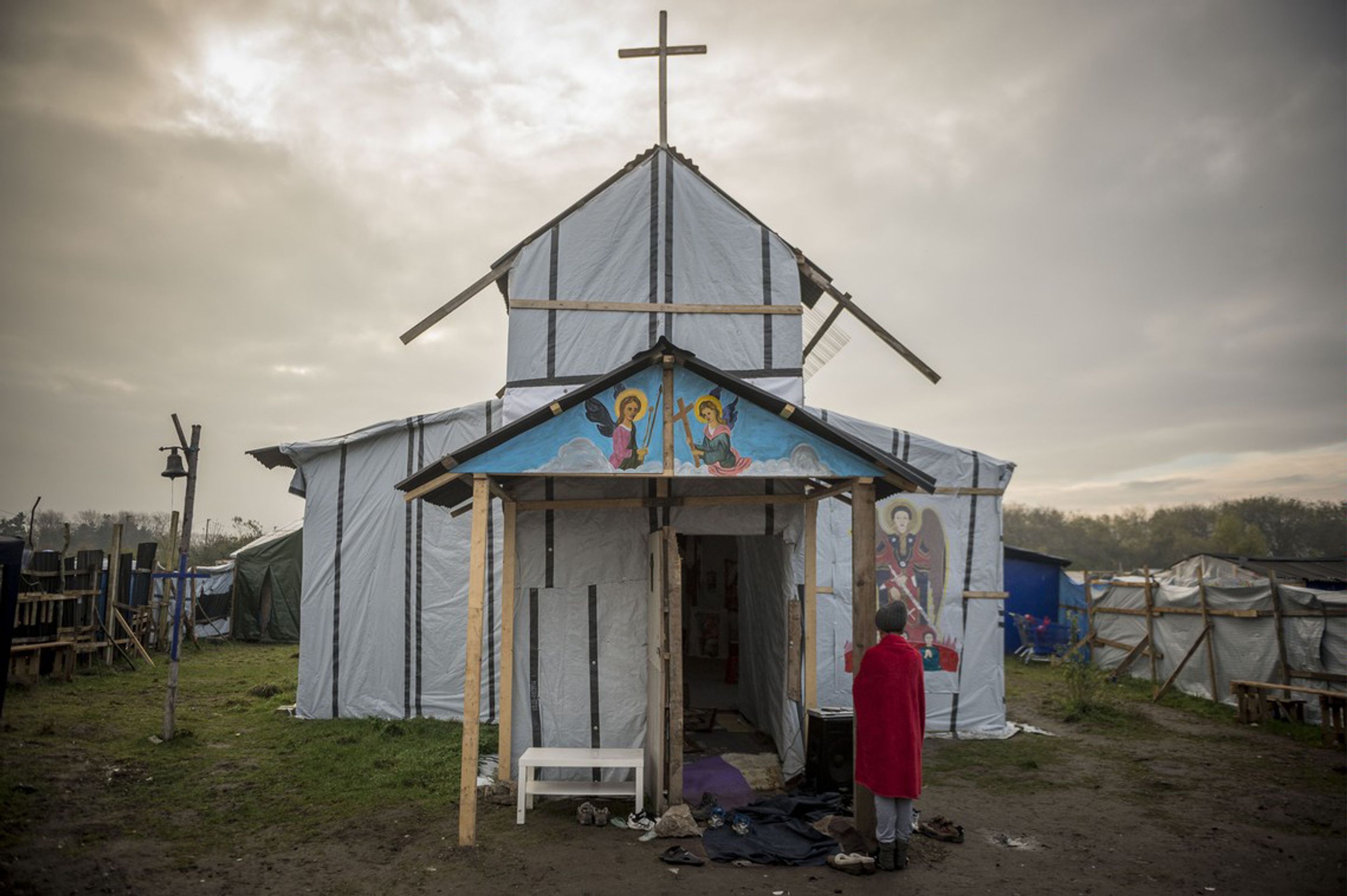 Život v táboře Calais - Venkovní pohled na kostel - GALERIE: Život v táboře Calais (2/10)