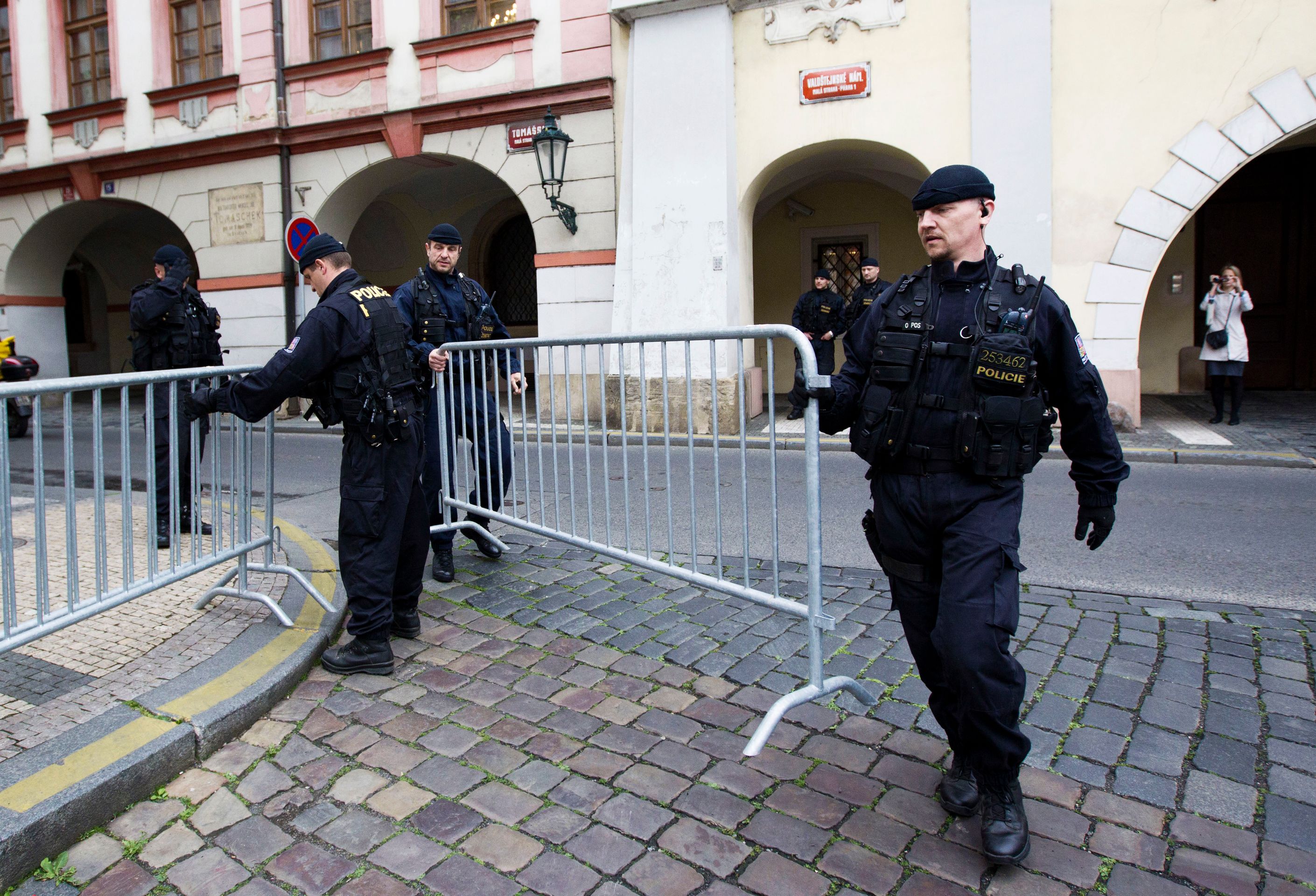 Rath - přípravy - 7 - Policejní přípravy u dolního vjezdu do areálu Poslanecké sněmovny (7/10)