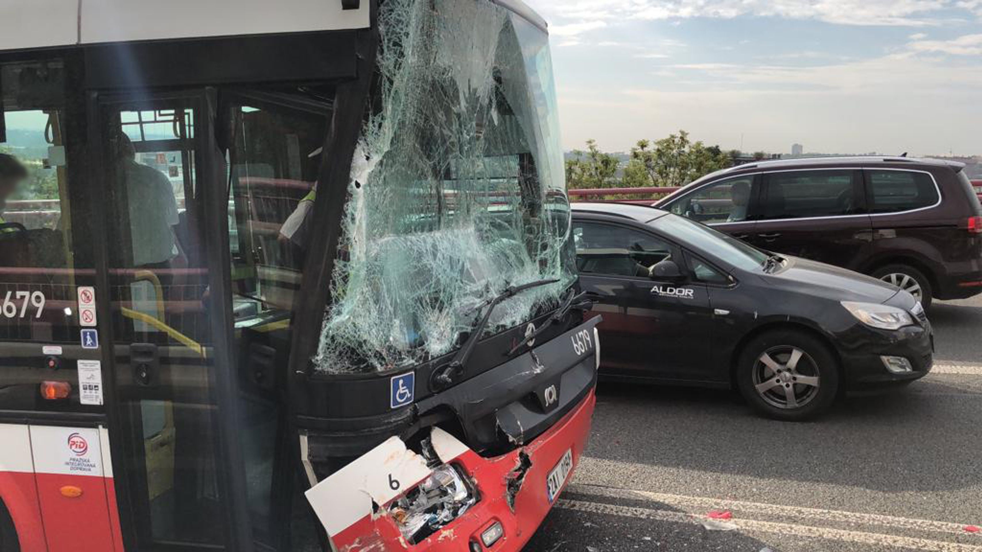 Srážka dvou autobusů na Vysočanské - 6 - GALERIE: Nehody na Vysočanské a ve Vršovicích (6/11)