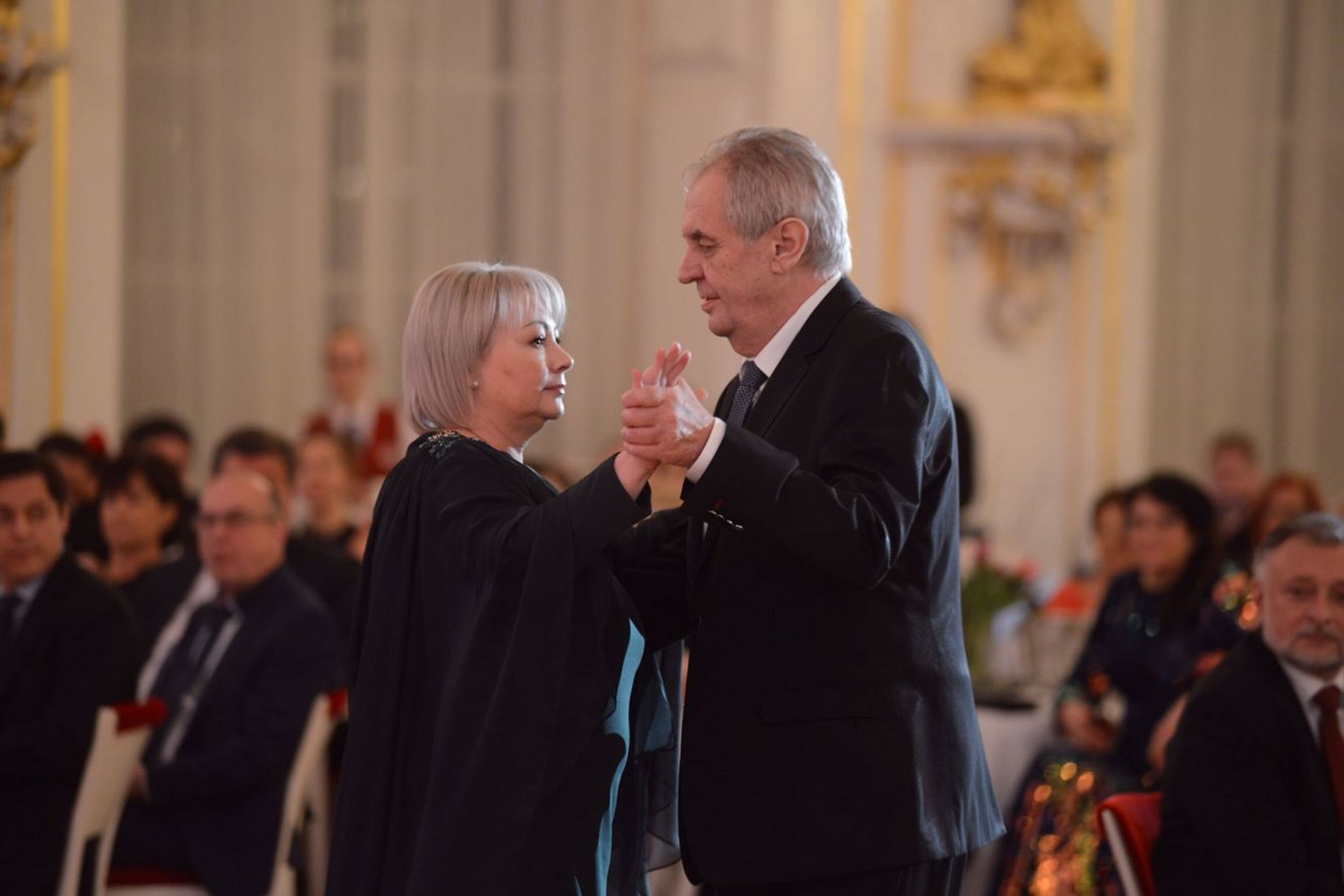 Prezidentský pár tančí na plese - GALERIE: Reprezentační ples prezidenta republiky (6/8)