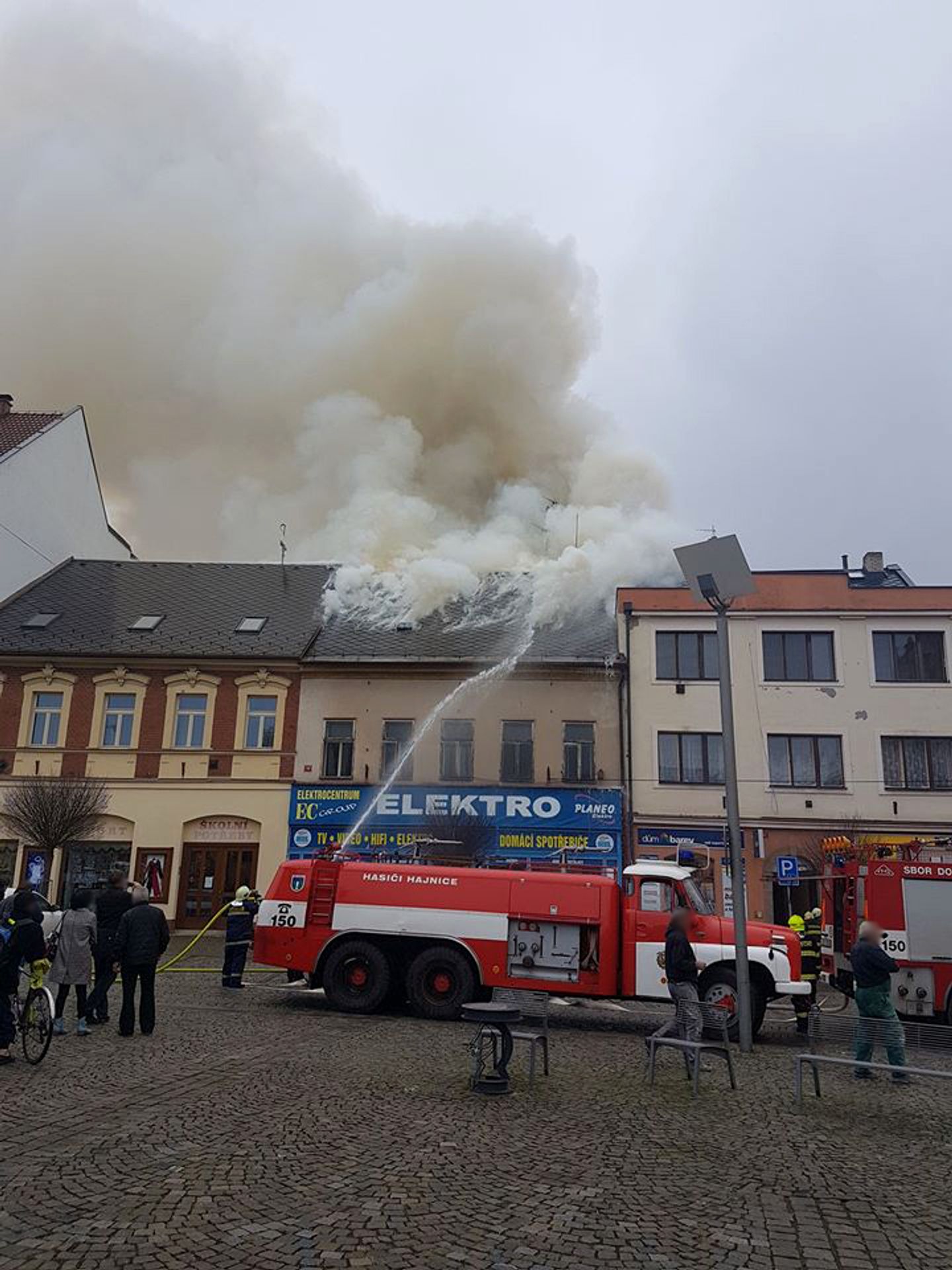 Požár domu ve Dvoře Králové nad Labem - 3 - GALERIE: Požáry ve Dvoře Králové nad Labem a v Kopřivnici (8/18)