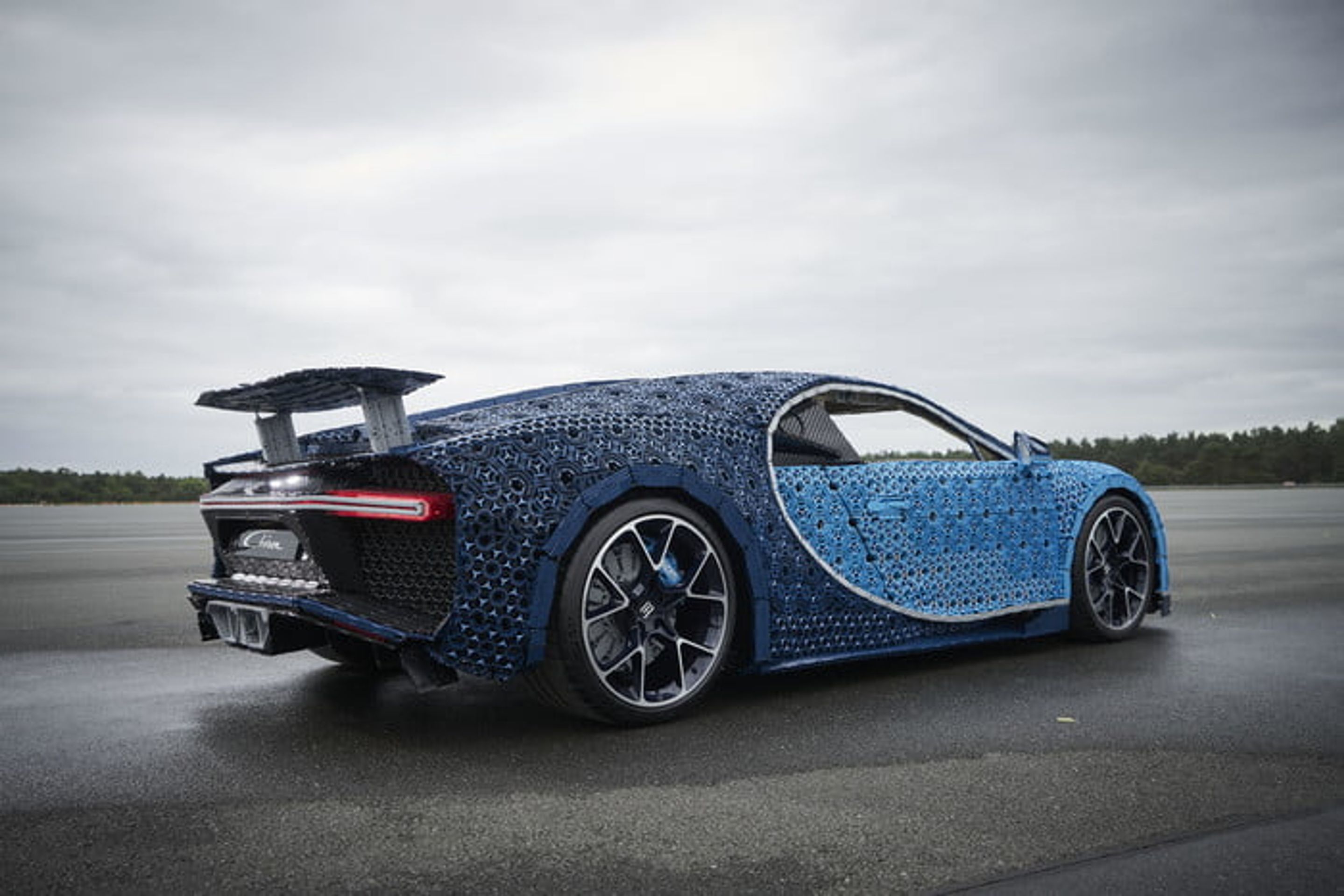 Bugatti Chiron z lega - Fotogalerie: V Kladně postavili pojízdné bugatti z lega (7/14)