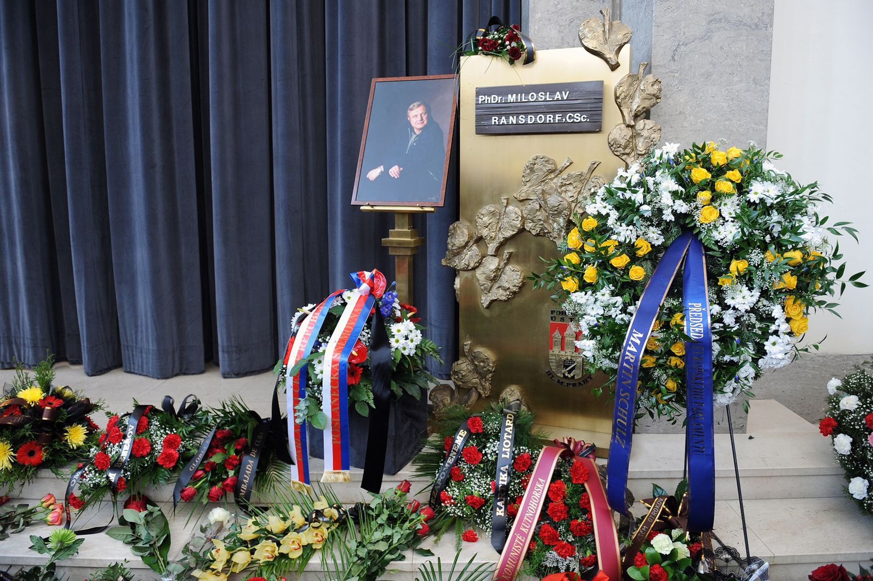 Poslední rozloučení s Miloslavem Ransdorfem - 12 - GALERIE: Pohřeb Miloslava Ransdorfa (23/25)