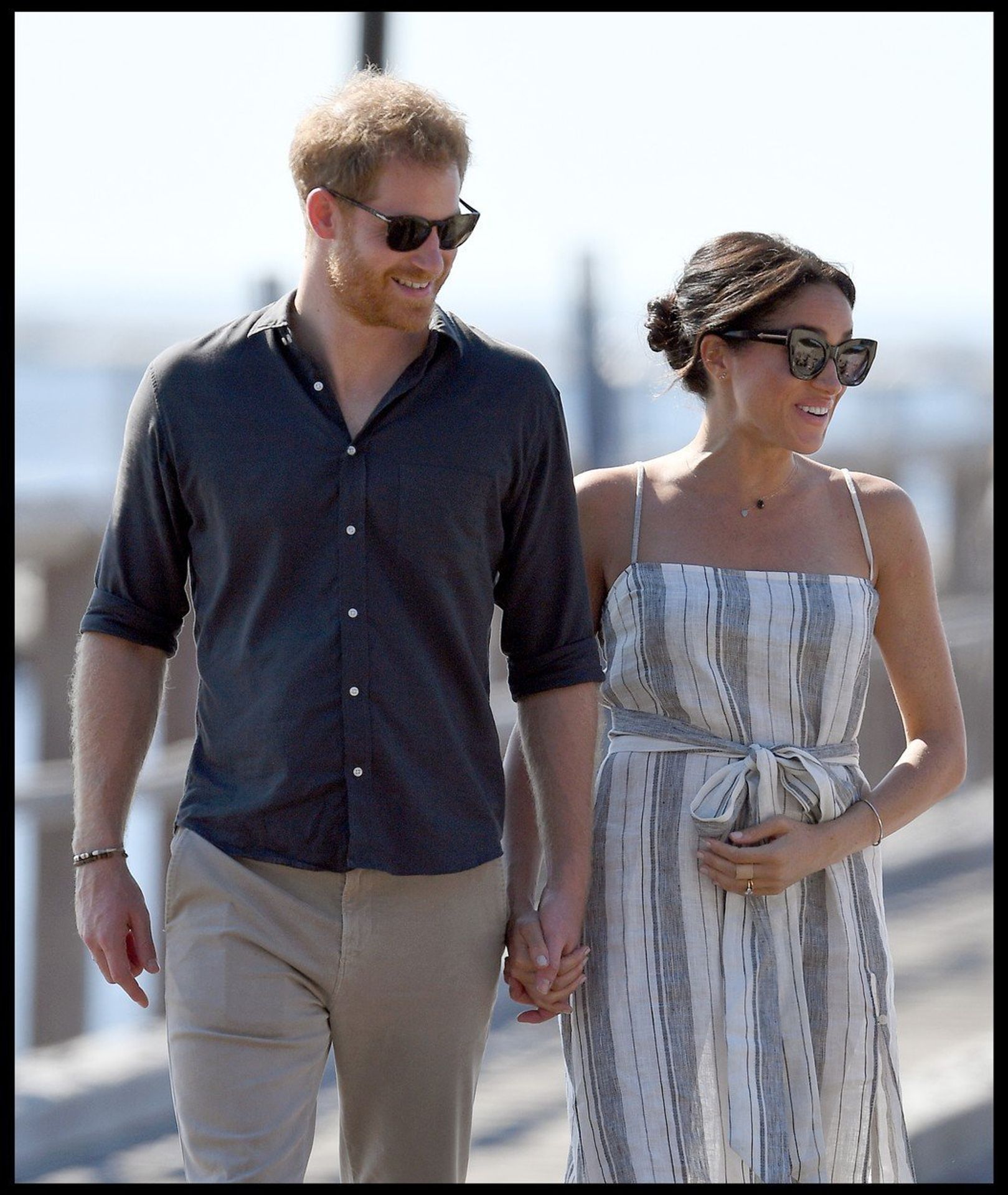 Meghan si držela těhotenské bříško - 2 - GALERIE: Vévodkyně Meghan v květinových šatech (5/6)