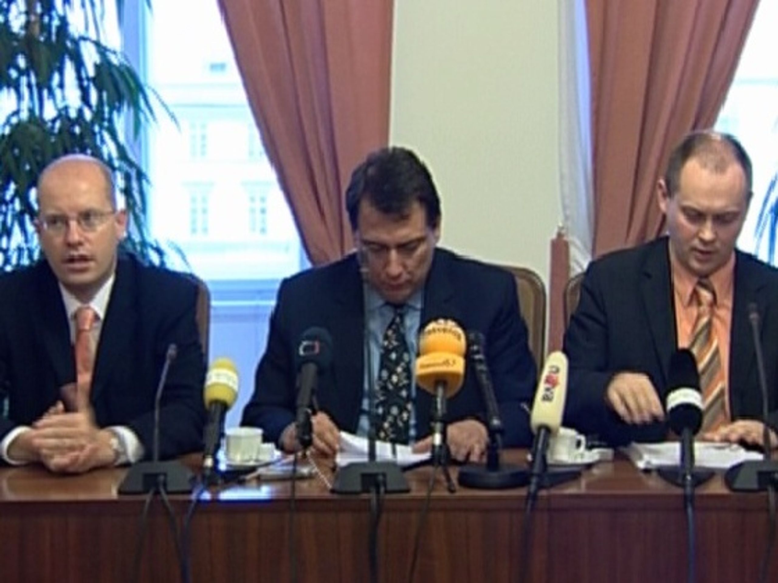 Bohuslav Sobotka (vlevo), Jiří Paroubek (uprostřed) a Michal Hašek - ČSSD požene Melčáka a Pohanku k soudu (3/4)