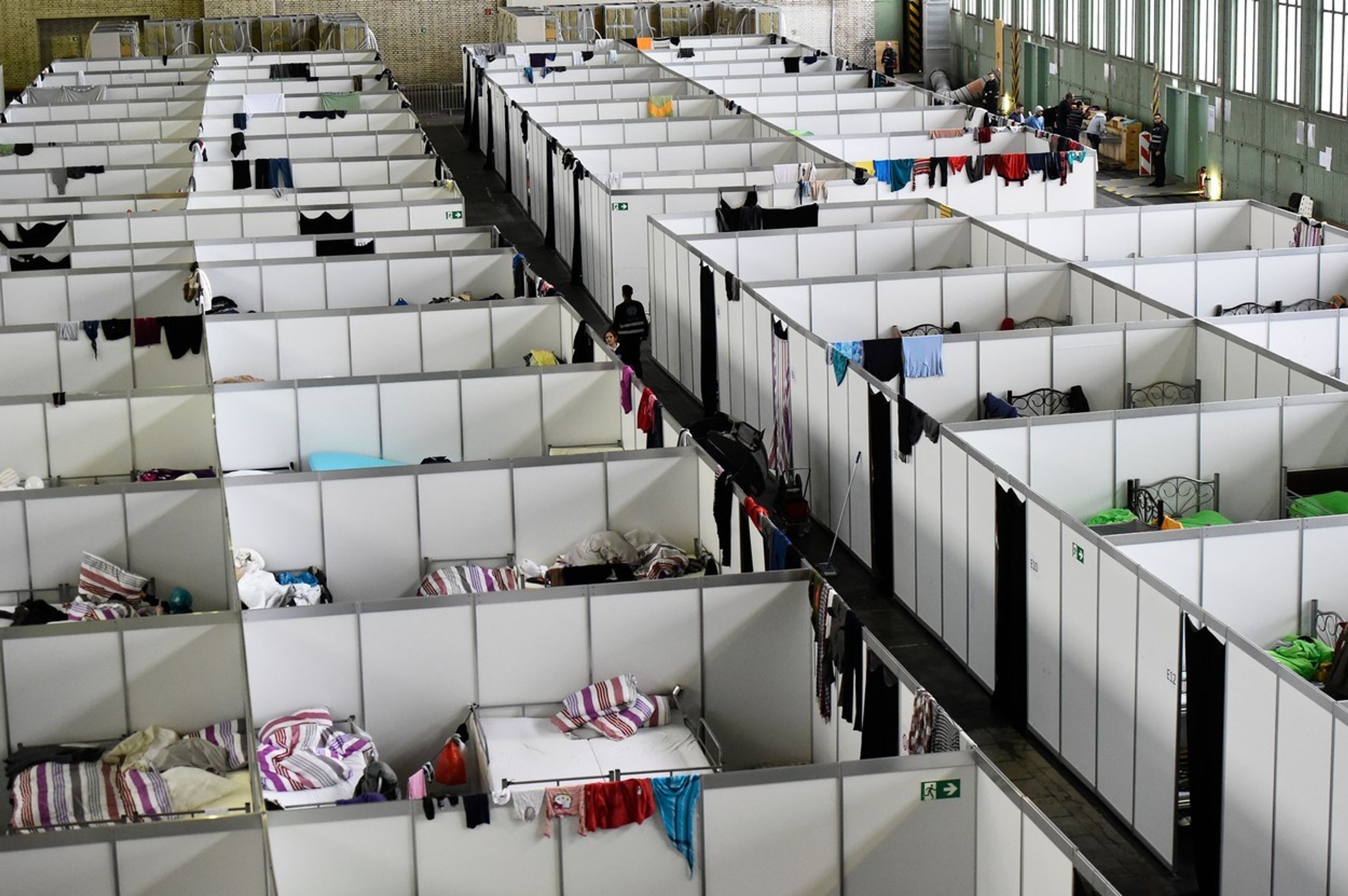 Uprchlické městečko v hangárech letiště Tempelhof - 1 - GALERIE: Uprchlické městečko v hangárech letiště Tempelhof (1/6)