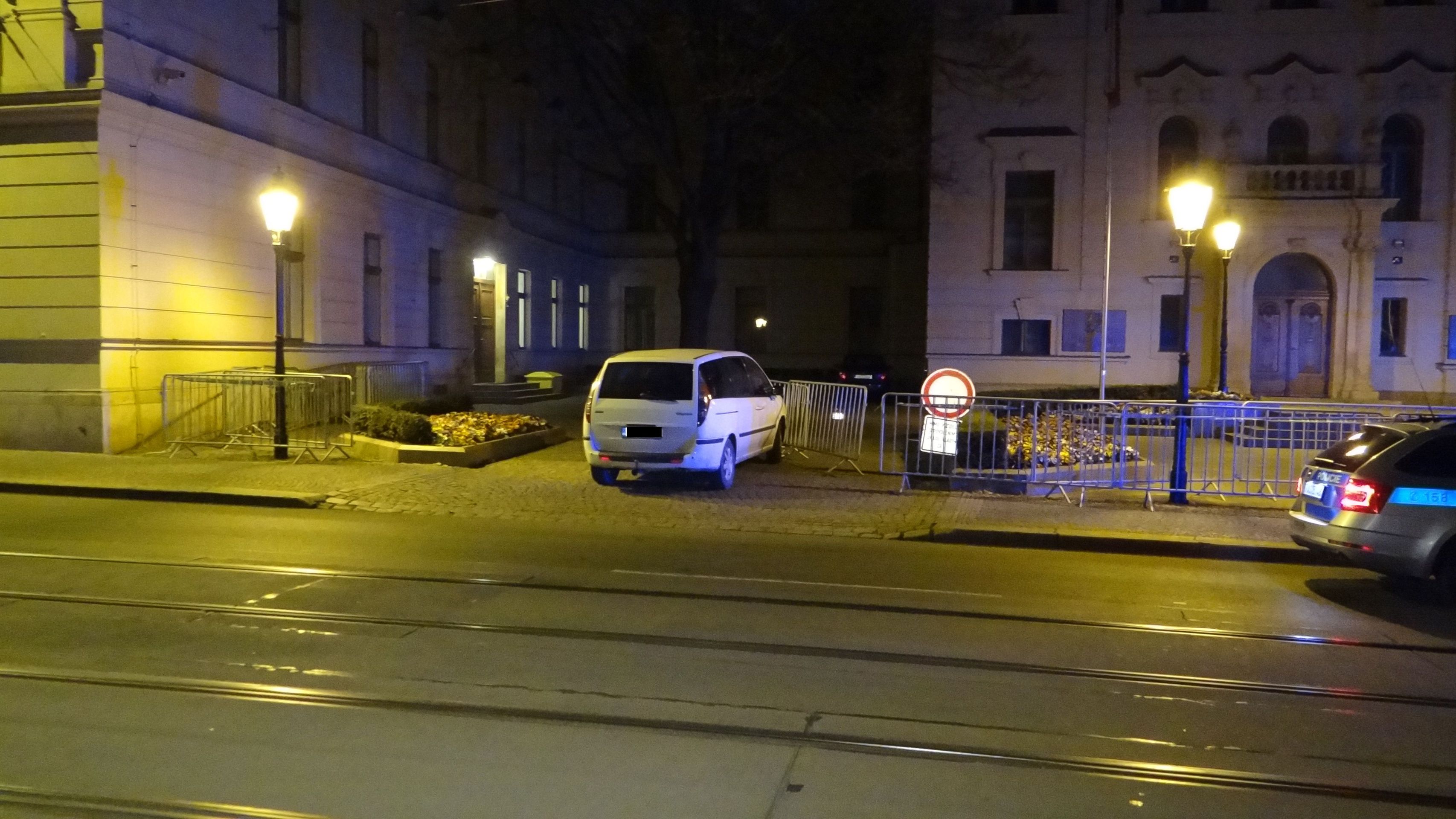 Řidič se s autem ke vchodu neprobojoval - 4 - GALERIE: Auto najelo do zábran u vlády (6/6)