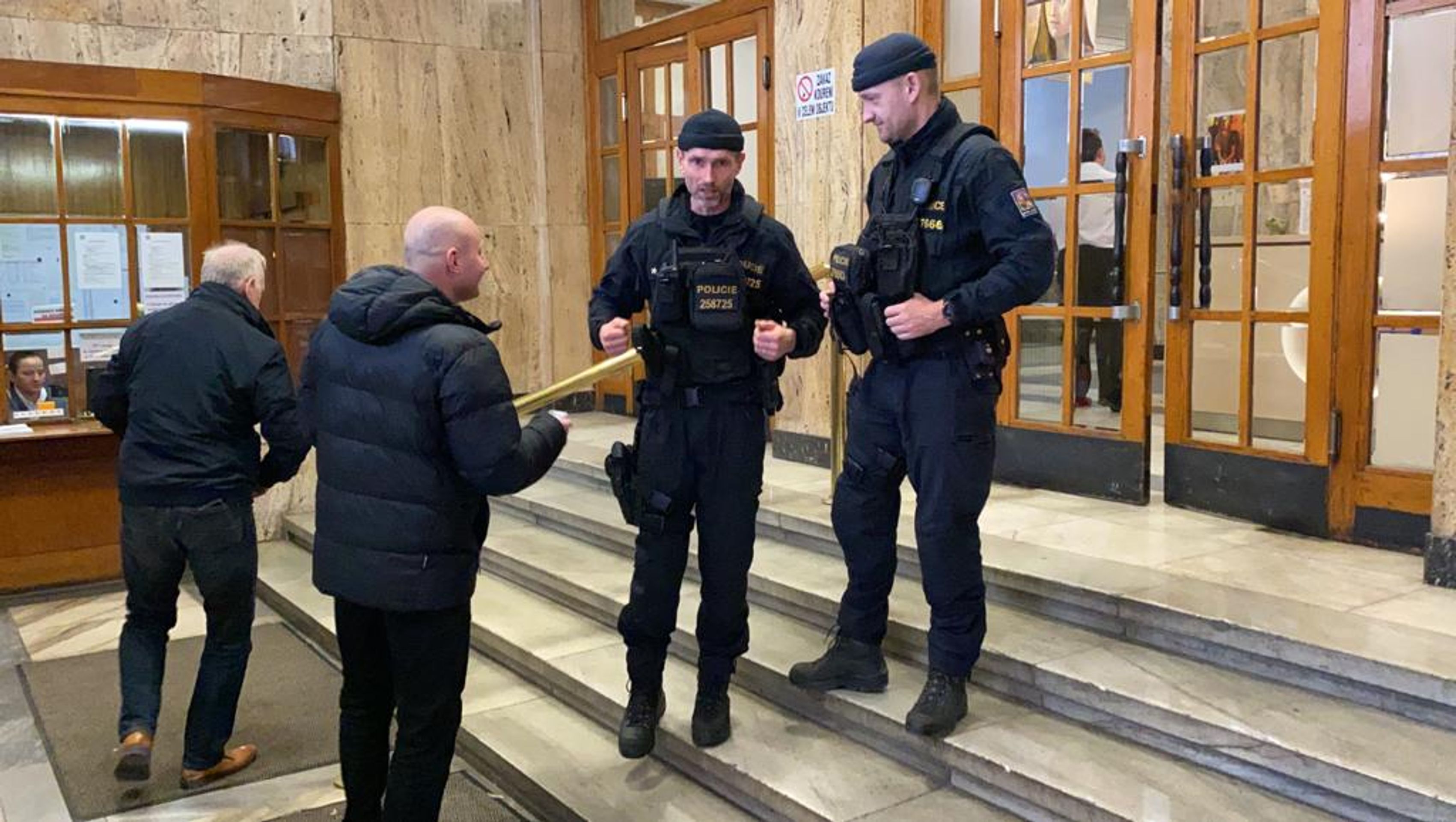 Razie na ministerstvu práce a sociálních věcí policejním útvarem NCOZ - 2 - GALERIE: Razie na ministerstvu práce a sociálních věcí policejním útvarem NCOZ (2/5)
