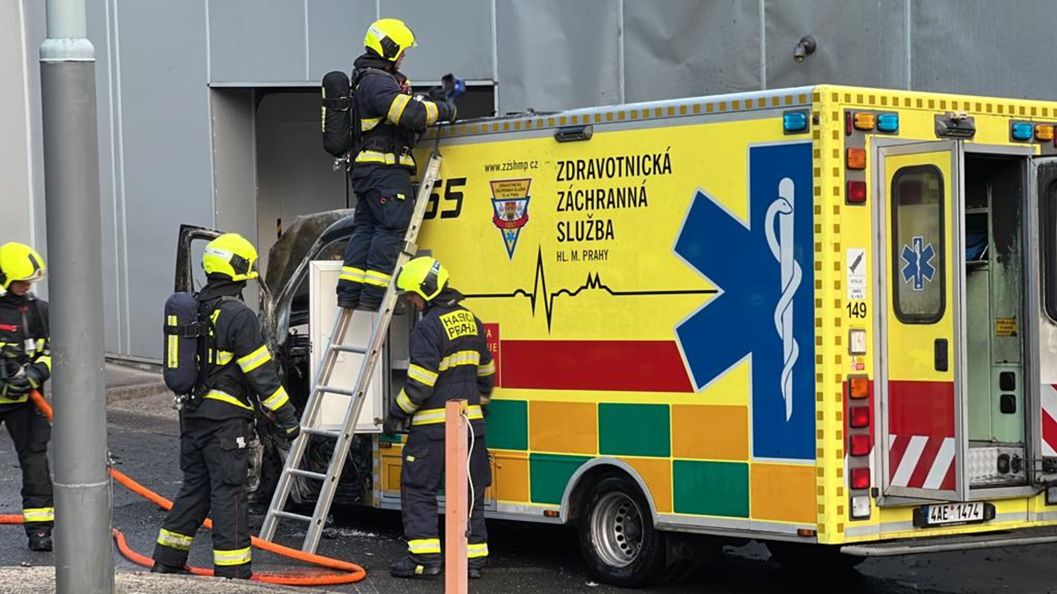 Sanitka shořela u Žižkovské věže v Praze - Sanitka shořela u Žižkovské věže v Praze (4/5)