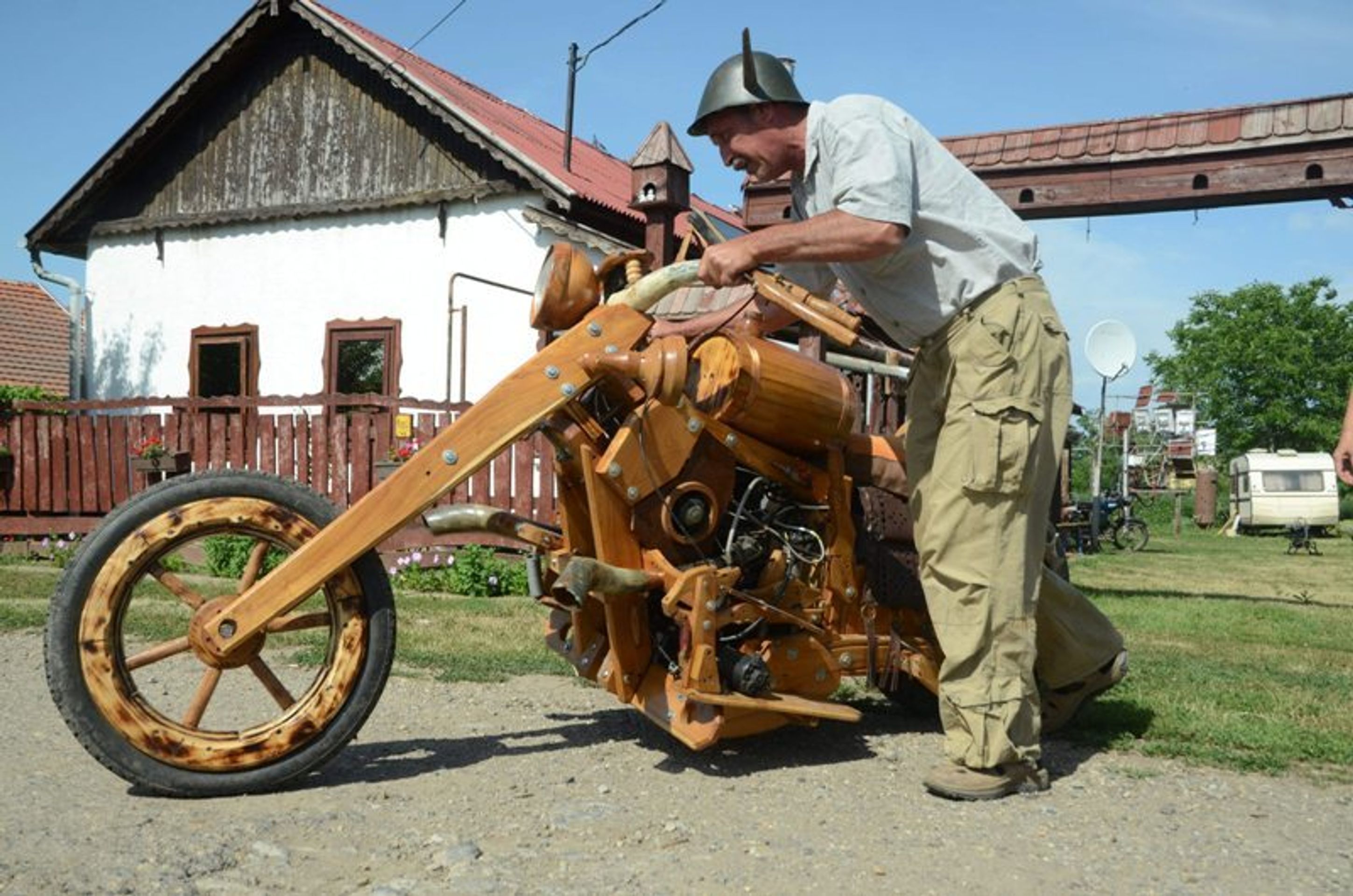 Istvan Puskas - dřevěný chopper - 2 - GALERIE: Dřevěný chopper Istvana Puskase (1/3)