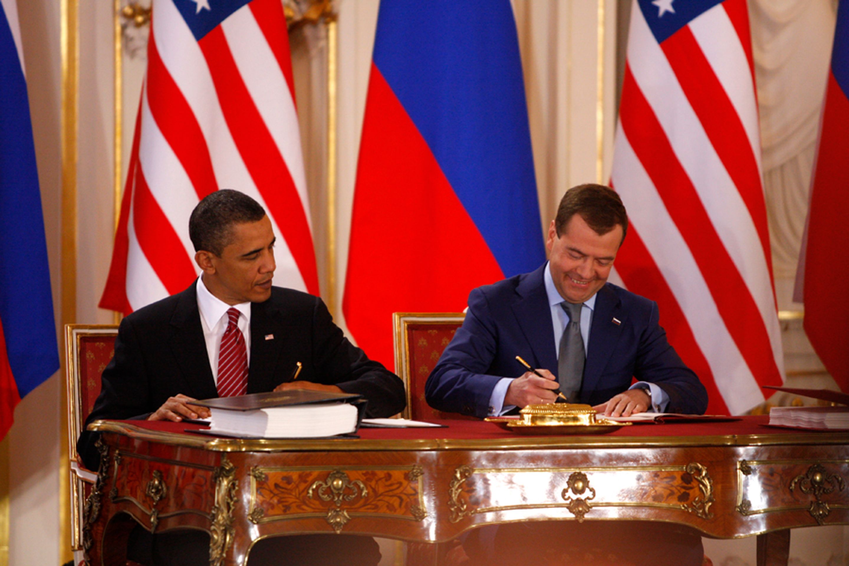 Obama a Medveděv-8 - GALERIE: Obama a Medveděv podepisují smlouvu o odzbrojení (13/26)