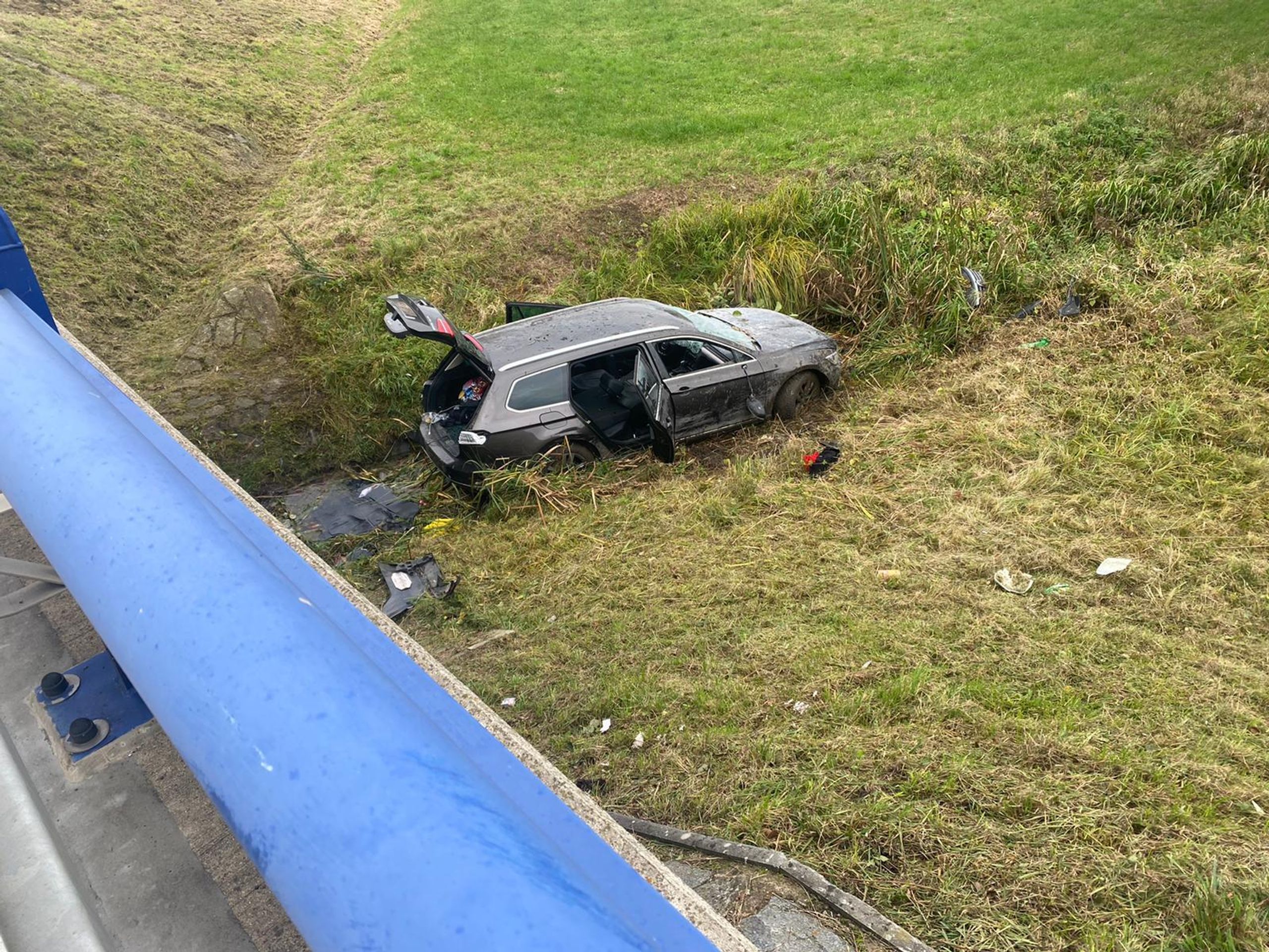 Auto po nehodě skončilo v potoce - 2 - GALERIE: Na Mladoboleslavsku skončilo auto v potoce (3/4)