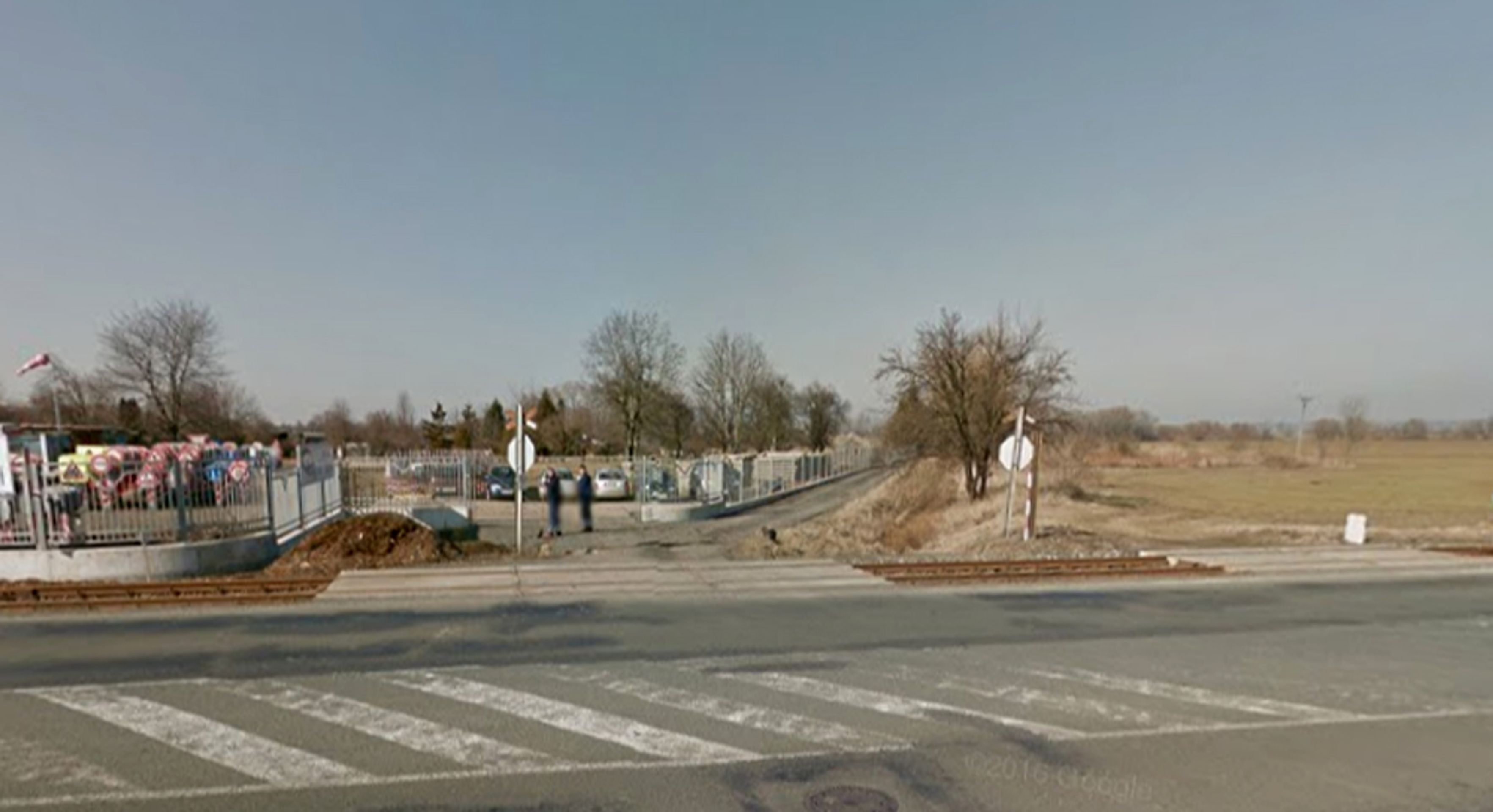 Nebezpečné přejezdy: P 3735, Třemošnice - Čáslav nádraží, Středočeský kraj - přejezd bez světel, ŘEŠENÍ: se závorami. DŮVOD: Nepřehledný přejezd, trať vedena v těsném souběhu s frekventovanou silnicí I. třídy, návrh úpravy doprav značení - GALERIE: Nebezpečné přejezdy - Středočeský kraj, Vysočina (5/16)