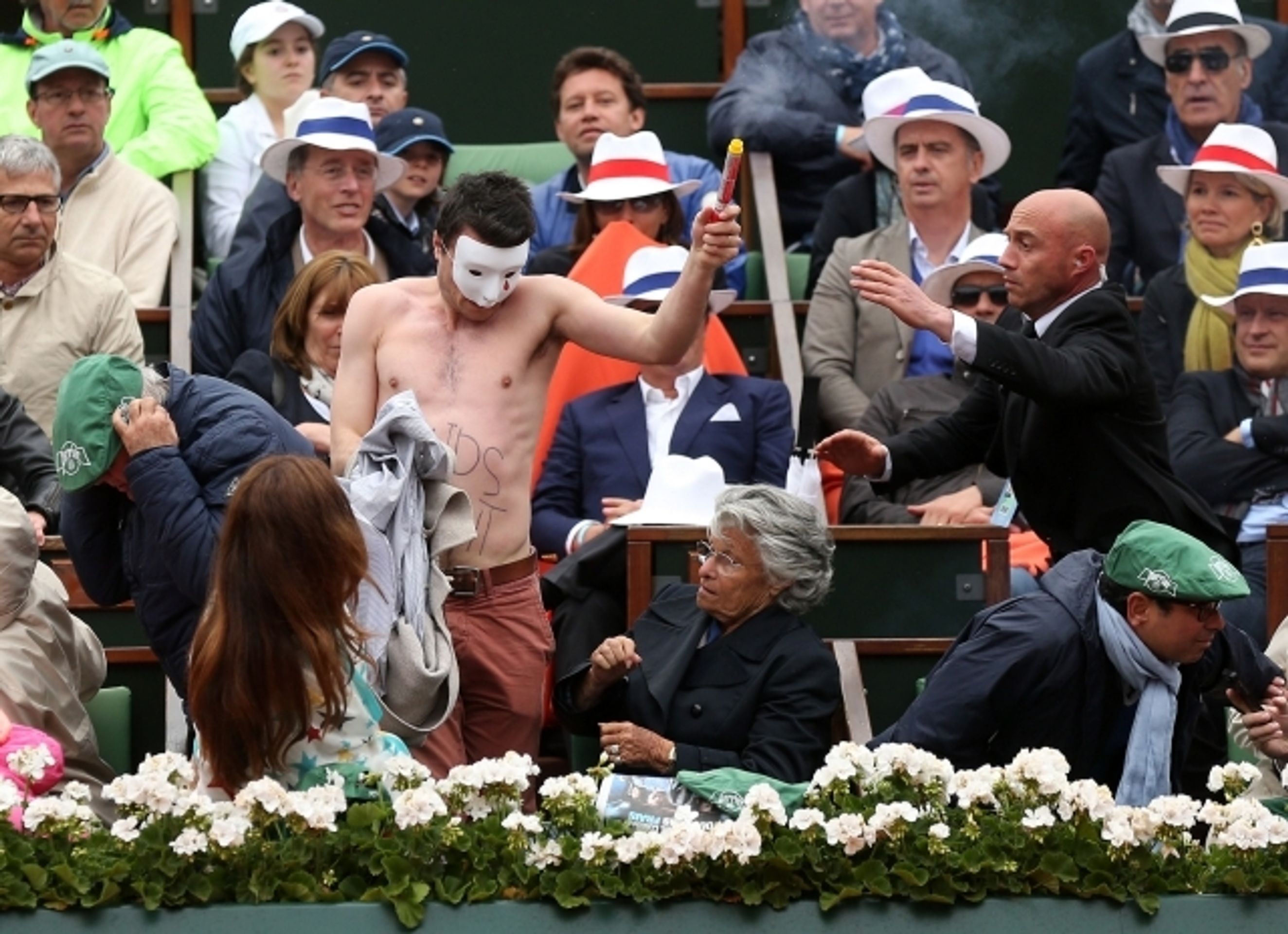 Narušitel s ohněm na French Open - 12 - GALERIE: Oheň a dýmovnice na French Open (2/15)