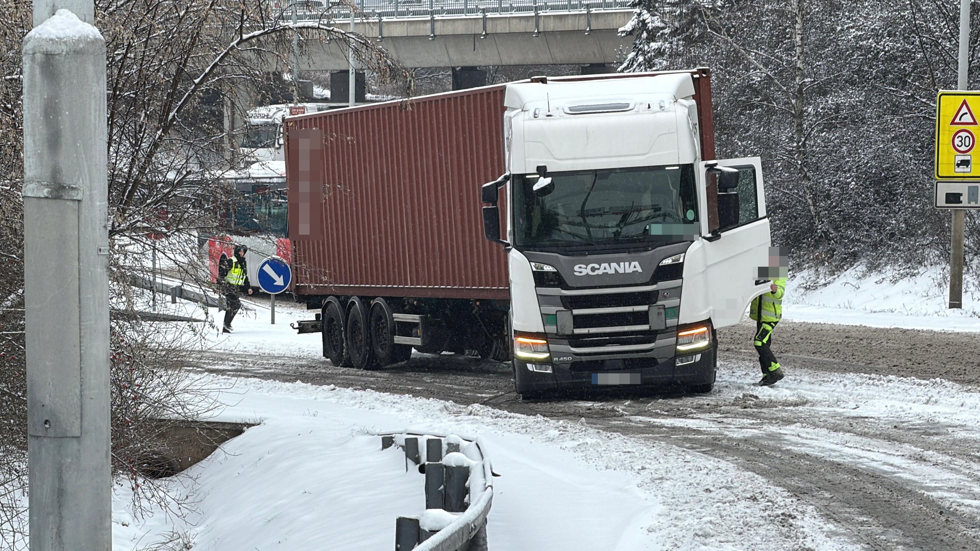 Sjezd z Jižní spojky na Průmyslovou ulici v Praze - Dopravní situace v Česku 9. 1. 2026 (13/55)