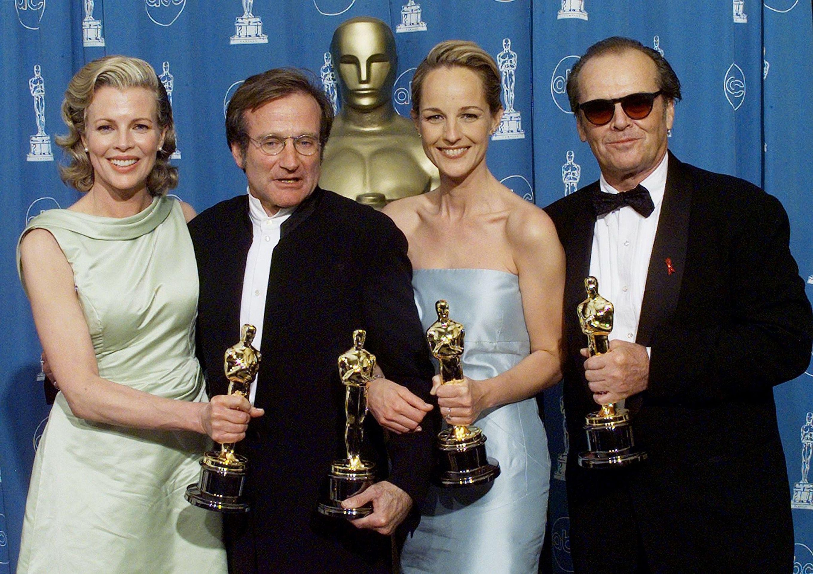 Robin Williams - 1998 - předávání Oscarů - GALERIE: Jak šel čas s Robinem Williamsem (6/15)